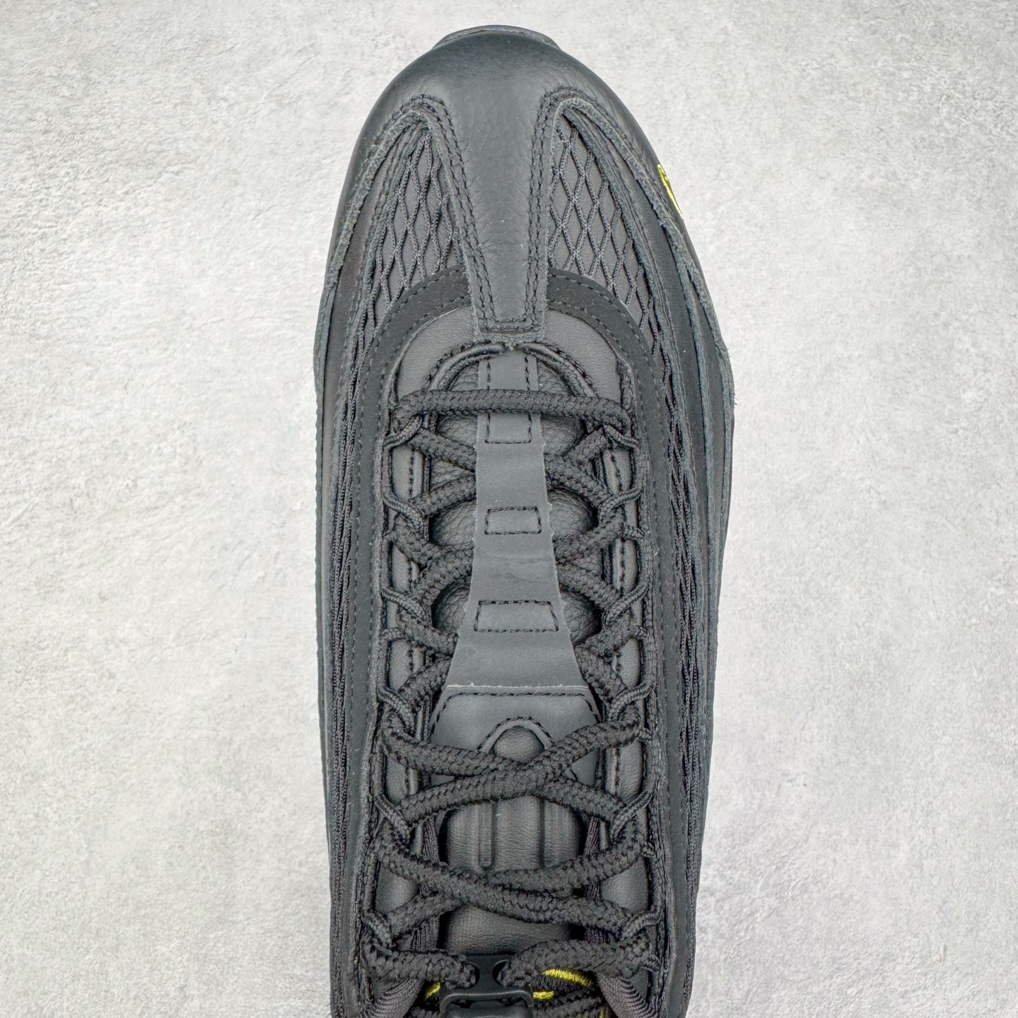 图片[4]-＃GX纯原 Corteiz x NK Air Max 95 联名复古舒适气垫运动鞋 黑金 FB2709-003 经典重温 外单专供大厂出品 品质稳定 一百余色 终端操作 鞋款设计灵感源于人体构造 中底设计基于人体的脊柱构造 是整体设计的核心 尼龙孔眼代表了肋骨 而分层式面板和网眼象征着肌肉纤维和肉体组织 Air Max 95采用了两个独立的吹塑成型的Air-Sole单元 并首次在前掌使用可视化气垫设计 Swoosh logo夜当作一个 点符号放在了鞋子的后帮位置 20年的发展让 AIR MAX 95有了不同的故事 20年后再度面向世人的时候 焕然一新的面貌 让人有了另外一种清新脱俗的感觉 尺码：40 40.5 41 42 42.5 43 44 44.5 45 45.5 46 47.5 48.5-选品中心