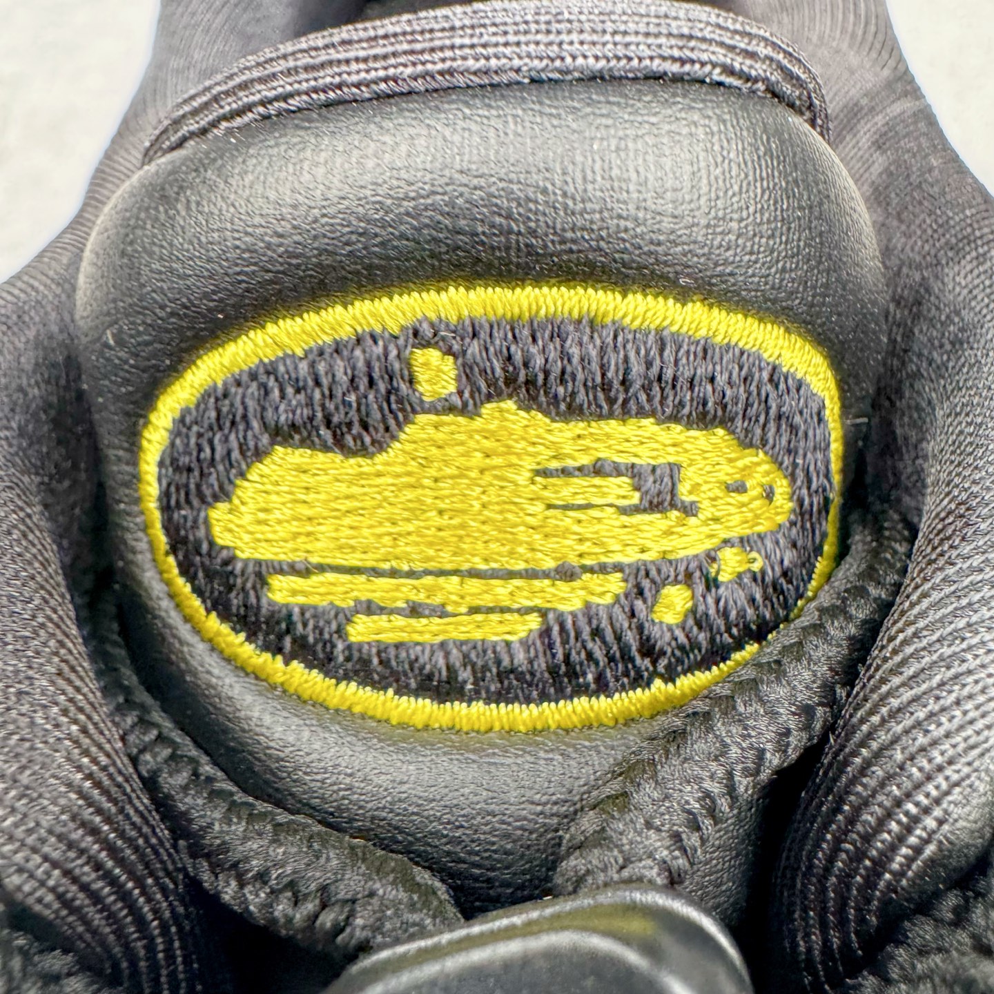 图片[17]-＃GX纯原 Corteiz x NK Air Max 95 联名复古舒适气垫运动鞋 黑金 FB2709-003 经典重温 外单专供大厂出品 品质稳定 一百余色 终端操作 鞋款设计灵感源于人体构造 中底设计基于人体的脊柱构造 是整体设计的核心 尼龙孔眼代表了肋骨 而分层式面板和网眼象征着肌肉纤维和肉体组织 Air Max 95采用了两个独立的吹塑成型的Air-Sole单元 并首次在前掌使用可视化气垫设计 Swoosh logo夜当作一个 点符号放在了鞋子的后帮位置 20年的发展让 AIR MAX 95有了不同的故事 20年后再度面向世人的时候 焕然一新的面貌 让人有了另外一种清新脱俗的感觉 尺码：40 40.5 41 42 42.5 43 44 44.5 45 45.5 46 47.5 48.5-选品中心