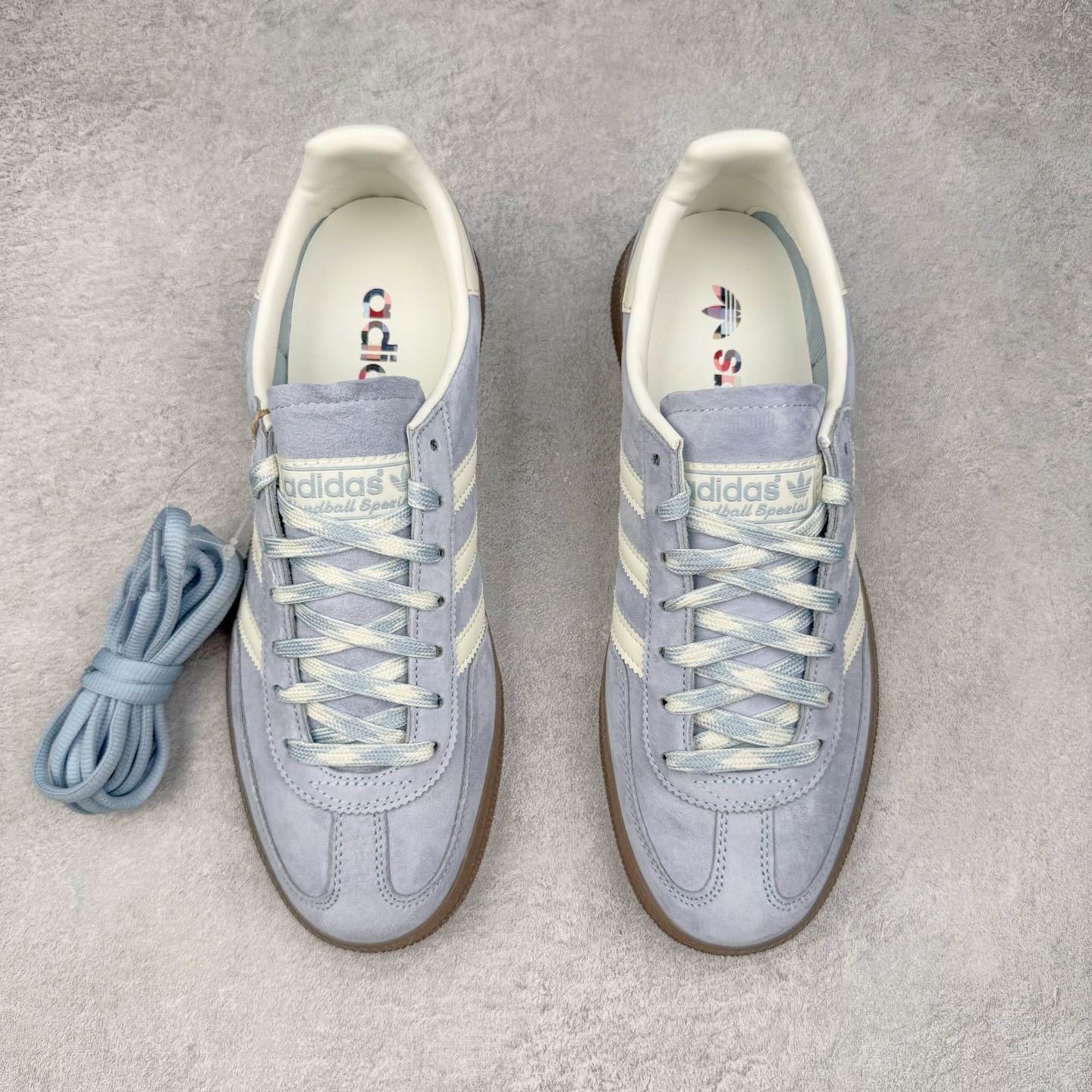 图片[2]-＃S2纯原 AD Originals Handball SPZL 手球运动员系列百搭休闲运动板鞋 KI5933 口碑大厂出品 品控大底版型不断改良更新 原厂皮料 原装过验内外标加持 全套原纸板楦头开发 确保原汁原味 完美呈现桑巴版型 一比一鞋头弧度高度鞋身弧度 数据细节工艺流程均保持一致 这款来自阿迪达斯的这款HANDBALL SPZL前身是一双手球运动鞋 这一次拿来复刻 所以鞋面的主要色彩选用了黑色 鞋面外侧除了Spezial字母之外还有三叶草标志 Handball SPZL作为复古手球训练鞋与作为室内足球鞋的Samba有着异曲同工之处 但是质感更为出众的鞋身以及丰富的配色选择比起Samba来讲可以说是更胜一筹了 尺码：36 36⅔ 37⅓ 38 38⅔ 39⅓ 40 40⅔ 41⅓ 42 42⅔ 43⅓ 44 45-选品中心