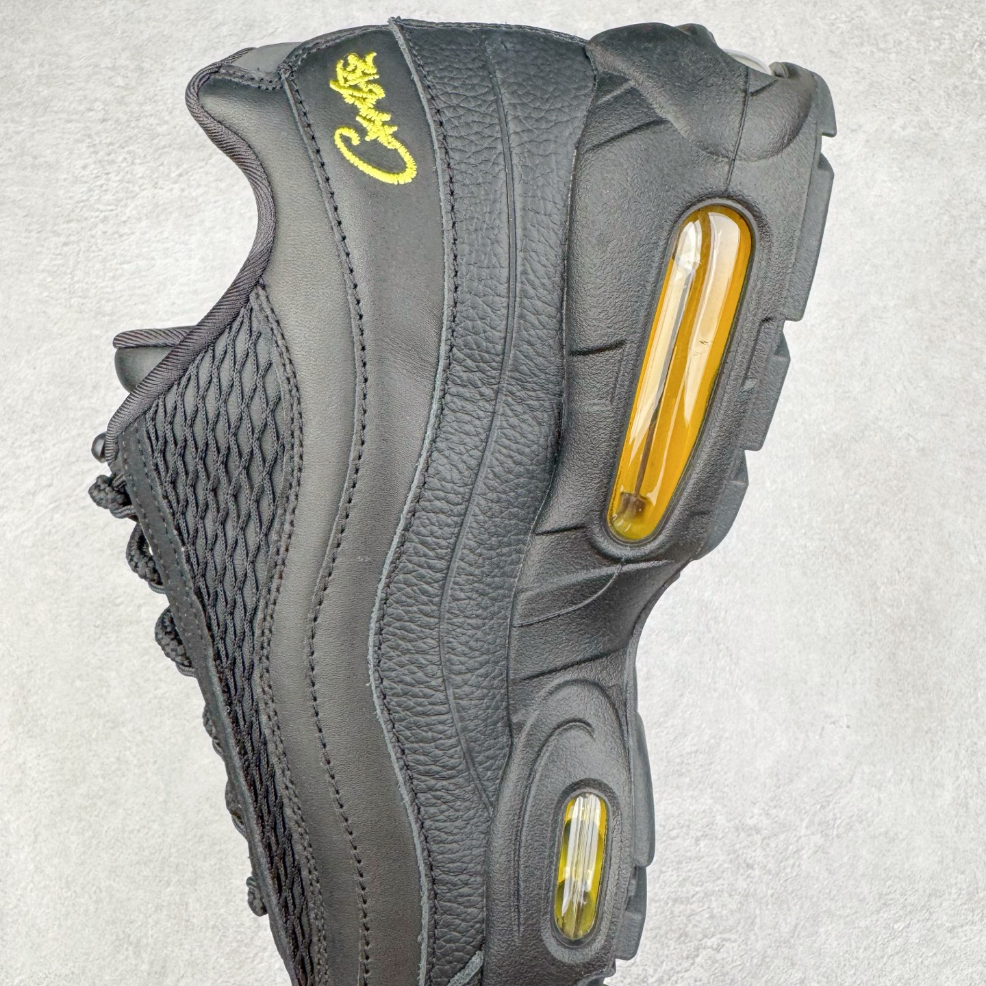 图片[7]-＃GX纯原 Corteiz x NK Air Max 95 联名复古舒适气垫运动鞋 黑金 FB2709-003 经典重温 外单专供大厂出品 品质稳定 一百余色 终端操作 鞋款设计灵感源于人体构造 中底设计基于人体的脊柱构造 是整体设计的核心 尼龙孔眼代表了肋骨 而分层式面板和网眼象征着肌肉纤维和肉体组织 Air Max 95采用了两个独立的吹塑成型的Air-Sole单元 并首次在前掌使用可视化气垫设计 Swoosh logo夜当作一个 点符号放在了鞋子的后帮位置 20年的发展让 AIR MAX 95有了不同的故事 20年后再度面向世人的时候 焕然一新的面貌 让人有了另外一种清新脱俗的感觉 尺码：40 40.5 41 42 42.5 43 44 44.5 45 45.5 46 47.5 48.5-选品中心