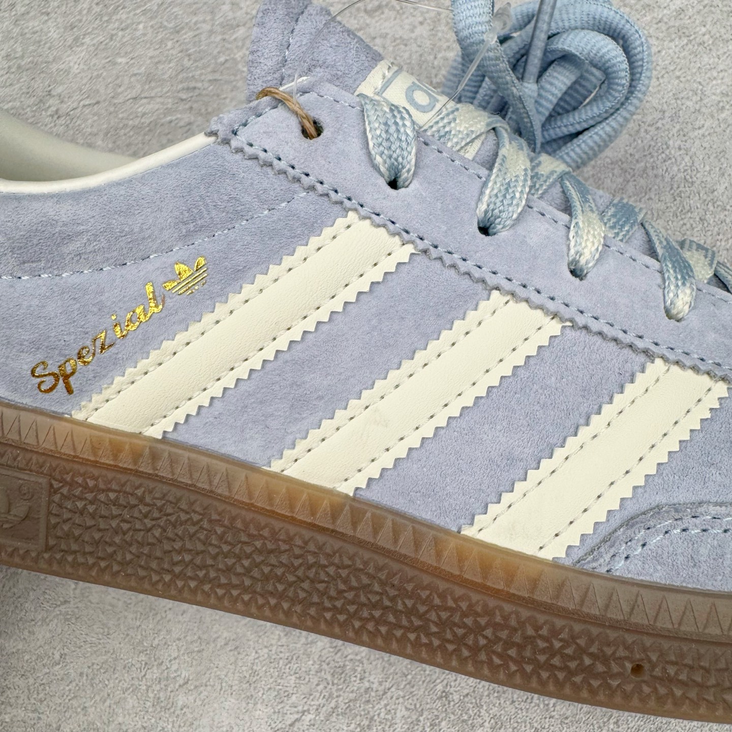 图片[19]-＃S2纯原 AD Originals Handball SPZL 手球运动员系列百搭休闲运动板鞋 KI5933 口碑大厂出品 品控大底版型不断改良更新 原厂皮料 原装过验内外标加持 全套原纸板楦头开发 确保原汁原味 完美呈现桑巴版型 一比一鞋头弧度高度鞋身弧度 数据细节工艺流程均保持一致 这款来自阿迪达斯的这款HANDBALL SPZL前身是一双手球运动鞋 这一次拿来复刻 所以鞋面的主要色彩选用了黑色 鞋面外侧除了Spezial字母之外还有三叶草标志 Handball SPZL作为复古手球训练鞋与作为室内足球鞋的Samba有着异曲同工之处 但是质感更为出众的鞋身以及丰富的配色选择比起Samba来讲可以说是更胜一筹了 尺码：36 36⅔ 37⅓ 38 38⅔ 39⅓ 40 40⅔ 41⅓ 42 42⅔ 43⅓ 44 45-选品中心