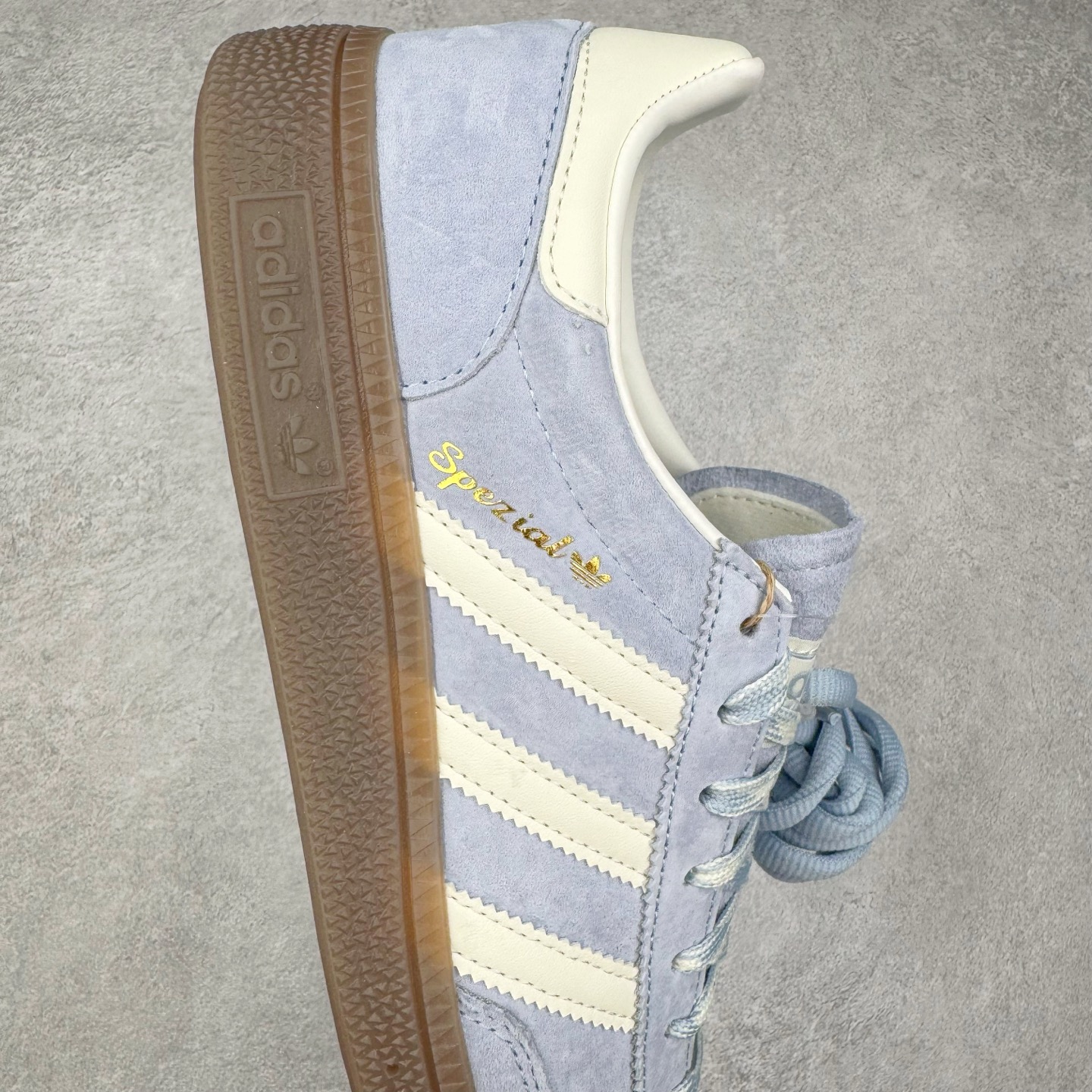 图片[6]-＃S2纯原 AD Originals Handball SPZL 手球运动员系列百搭休闲运动板鞋 KI5933 口碑大厂出品 品控大底版型不断改良更新 原厂皮料 原装过验内外标加持 全套原纸板楦头开发 确保原汁原味 完美呈现桑巴版型 一比一鞋头弧度高度鞋身弧度 数据细节工艺流程均保持一致 这款来自阿迪达斯的这款HANDBALL SPZL前身是一双手球运动鞋 这一次拿来复刻 所以鞋面的主要色彩选用了黑色 鞋面外侧除了Spezial字母之外还有三叶草标志 Handball SPZL作为复古手球训练鞋与作为室内足球鞋的Samba有着异曲同工之处 但是质感更为出众的鞋身以及丰富的配色选择比起Samba来讲可以说是更胜一筹了 尺码：36 36⅔ 37⅓ 38 38⅔ 39⅓ 40 40⅔ 41⅓ 42 42⅔ 43⅓ 44 45-选品中心