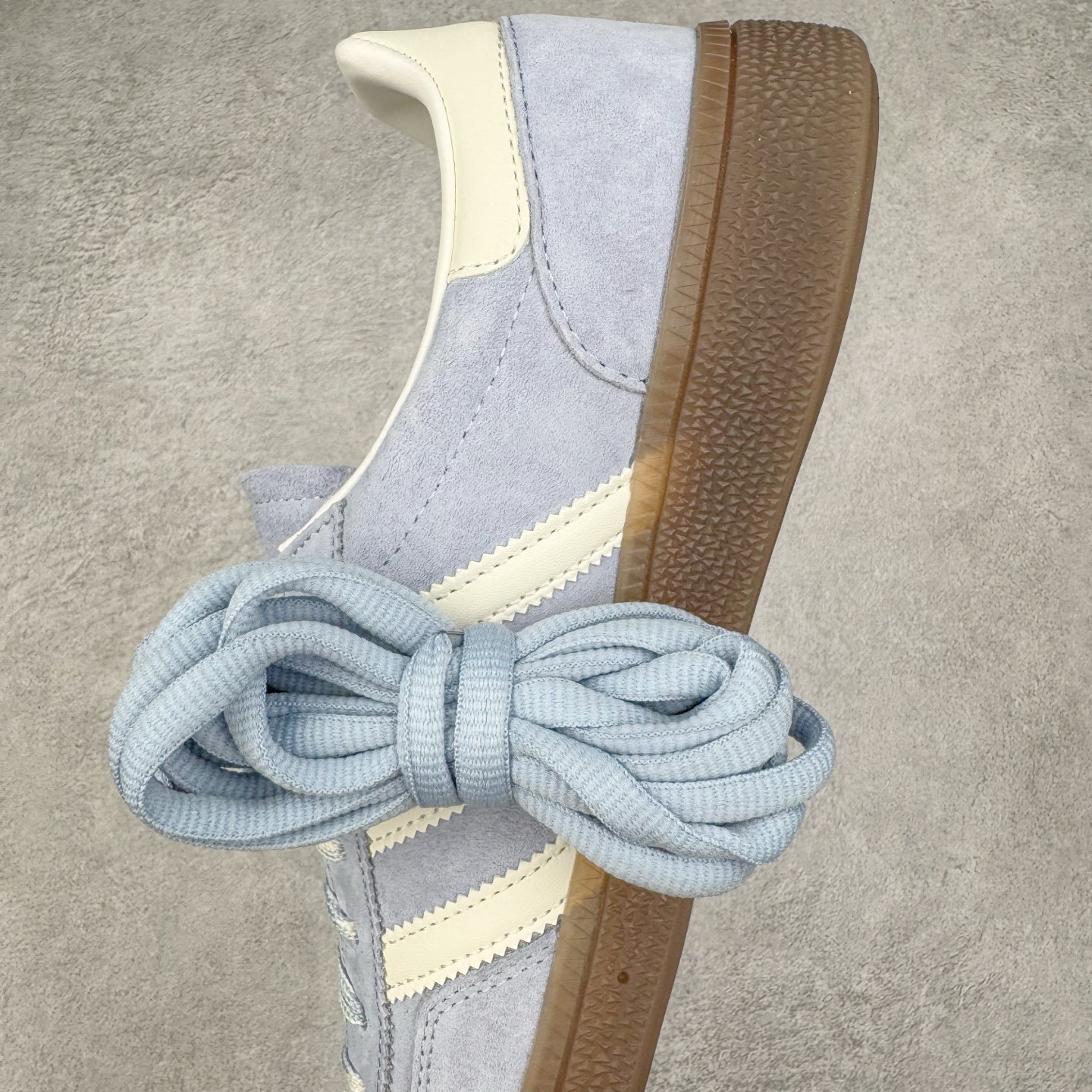 图片[7]-＃S2纯原 AD Originals Handball SPZL 手球运动员系列百搭休闲运动板鞋 KI5933 口碑大厂出品 品控大底版型不断改良更新 原厂皮料 原装过验内外标加持 全套原纸板楦头开发 确保原汁原味 完美呈现桑巴版型 一比一鞋头弧度高度鞋身弧度 数据细节工艺流程均保持一致 这款来自阿迪达斯的这款HANDBALL SPZL前身是一双手球运动鞋 这一次拿来复刻 所以鞋面的主要色彩选用了黑色 鞋面外侧除了Spezial字母之外还有三叶草标志 Handball SPZL作为复古手球训练鞋与作为室内足球鞋的Samba有着异曲同工之处 但是质感更为出众的鞋身以及丰富的配色选择比起Samba来讲可以说是更胜一筹了 尺码：36 36⅔ 37⅓ 38 38⅔ 39⅓ 40 40⅔ 41⅓ 42 42⅔ 43⅓ 44 45-选品中心