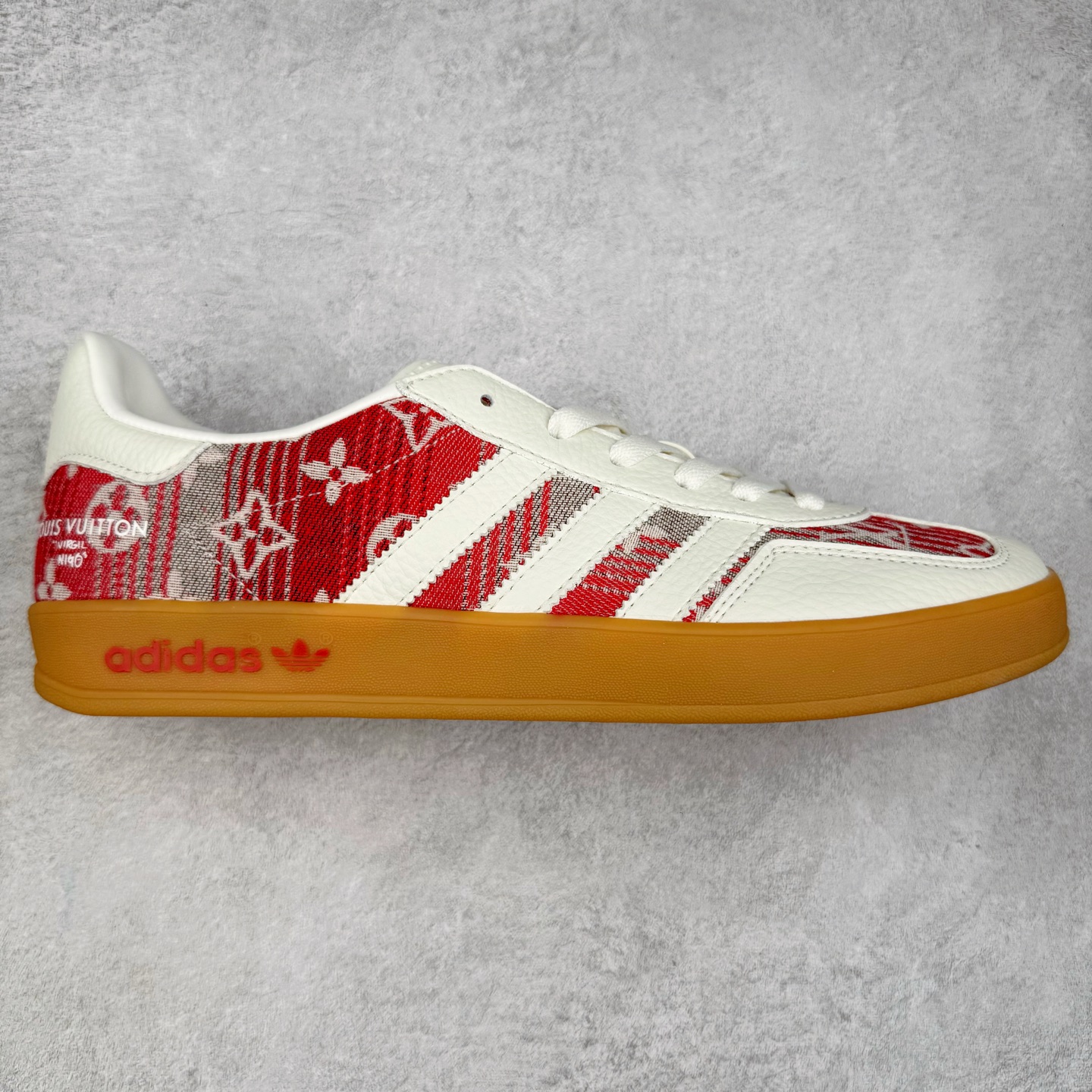 ＃C2 AD Gazelle Indoor Trainers 羚羊内训系列低帮复古百搭休闲运动德训风板鞋 SC9207-734 90年代经典的复刻版！自60年代以足球训练鞋面世以来,Gazelle就以其经典设计席卷全球。1991年版本的复刻,再造经典Gazelle。采用皮革打造,搭配浊色细节,让这款经典更加简约。尺码：36 36⅔ 37⅓ 38 38⅔ 39⅓ 40 40⅔ 41⅓ 42 42⅔ 43⅓ 44⅓ 44⅔ 45-选品中心