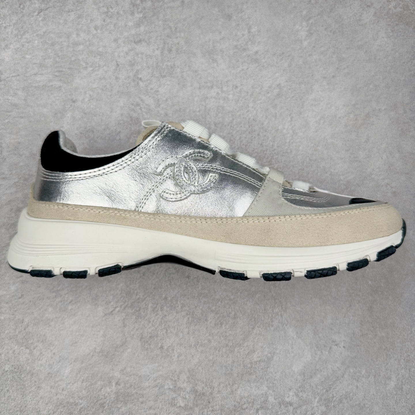 Chanel香奈儿﹣2025顶级休闲款运动鞋 小红书各大平台爆款 这款经典设计 鞋面多种工艺电绣的风格 大底却时尚运动 不平凡的拥入了多种配色 多混搭非常好看百搭 休闲 时尚 运动 户外都能兼顾 鞋面采用:原版进口高丝光牛反绒+进口混种羊皮 内里采用:原版进口透气网 大底根据:原版T组合大底 尺码:35 36 37 38 39 40-选品中心