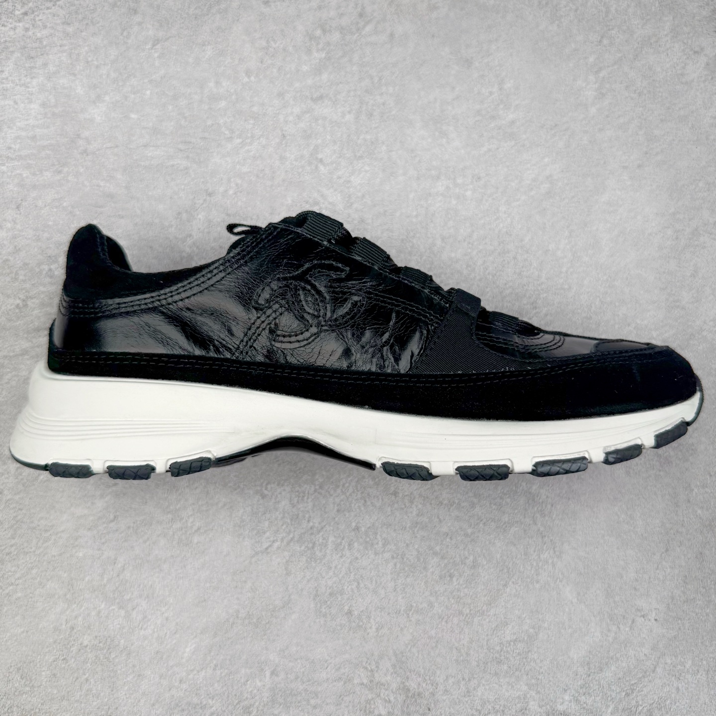 Chanel香奈儿﹣2025顶级休闲款运动鞋 小红书各大平台爆款 这款经典设计 鞋面多种工艺电绣的风格 大底却时尚运动 不平凡的拥入了多种配色 多混搭非常好看百搭 休闲 时尚 运动 户外都能兼顾 鞋面采用：原版进口高丝光牛反绒＋进口混种羊皮 内里采用：原版进口透气网 大底根据：原版T组合大底 尺码：35 36 37 38 39 40-选品中心