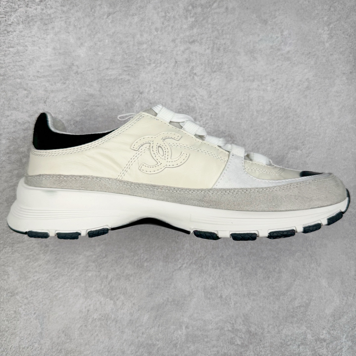 Chanel香奈儿﹣2025顶级休闲款运动鞋 小红书各大平台爆款 这款经典设计 鞋面多种工艺电绣的风格 大底却时尚运动 不平凡的拥入了多种配色 多混搭非常好看百搭 休闲 时尚 运动 户外都能兼顾 鞋面采用:原版进口高丝光牛反绒+进口混种羊皮 内里采用:原版进口透气网 大底根据:原版T组合大底 尺码:35 36 37 38 39 40-选品中心