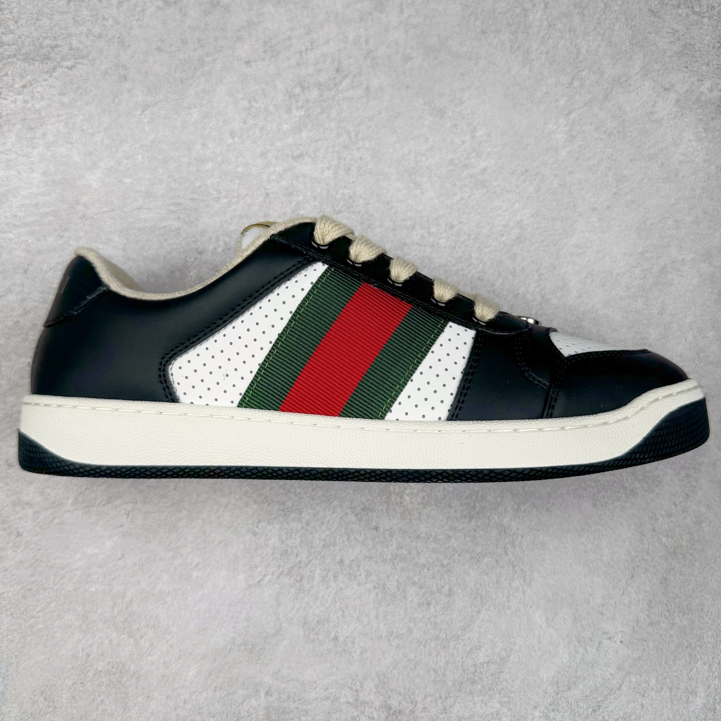 ＃纯原福利 Gucci Screener sneaker 古驰双G小脏鞋系列复古怀旧校园风低帮板鞋 全套原楦原纸版原鞋开模 纯手工水洗做旧处理 侧面条纹饰带 原厂定制 原厂数据电绣 清晰立体 全鞋电脑针车 紧密相连 针距密度一致 环保乳胶注塑鞋垫 厚度脚感还原原版 皮面裁剪部位 统一油边封口工艺 右脚鞋侧嵌入NFC防伪芯片装置＋鞋盒标二唯码扫描 秒进官网 专柜全套包装 防尘袋 说明书 质保卡 购物袋 尺码：35 36 37 38 39 40 41 42 43 44 45-选品中心