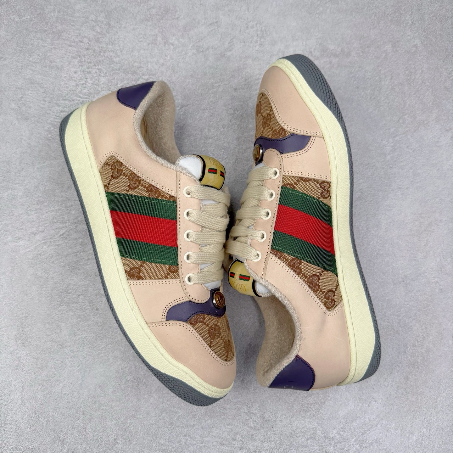 图片[9]-＃纯原福利 Gucci Screener sneaker 古驰双G小脏鞋系列复古怀旧校园风低帮板鞋 全套原楦原纸版原鞋开模 纯手工水洗做旧处理 侧面条纹饰带 原厂定制 原厂数据电绣 清晰立体 全鞋电脑针车 紧密相连 针距密度一致 环保乳胶注塑鞋垫 厚度脚感还原原版 皮面裁剪部位 统一油边封口工艺 右脚鞋侧嵌入NFC防伪芯片装置＋鞋盒标二唯码扫描 秒进官网 专柜全套包装 防尘袋 说明书 质保卡 购物袋 尺码：35 36 37 38 39 40 41 42 43 44 45-选品中心