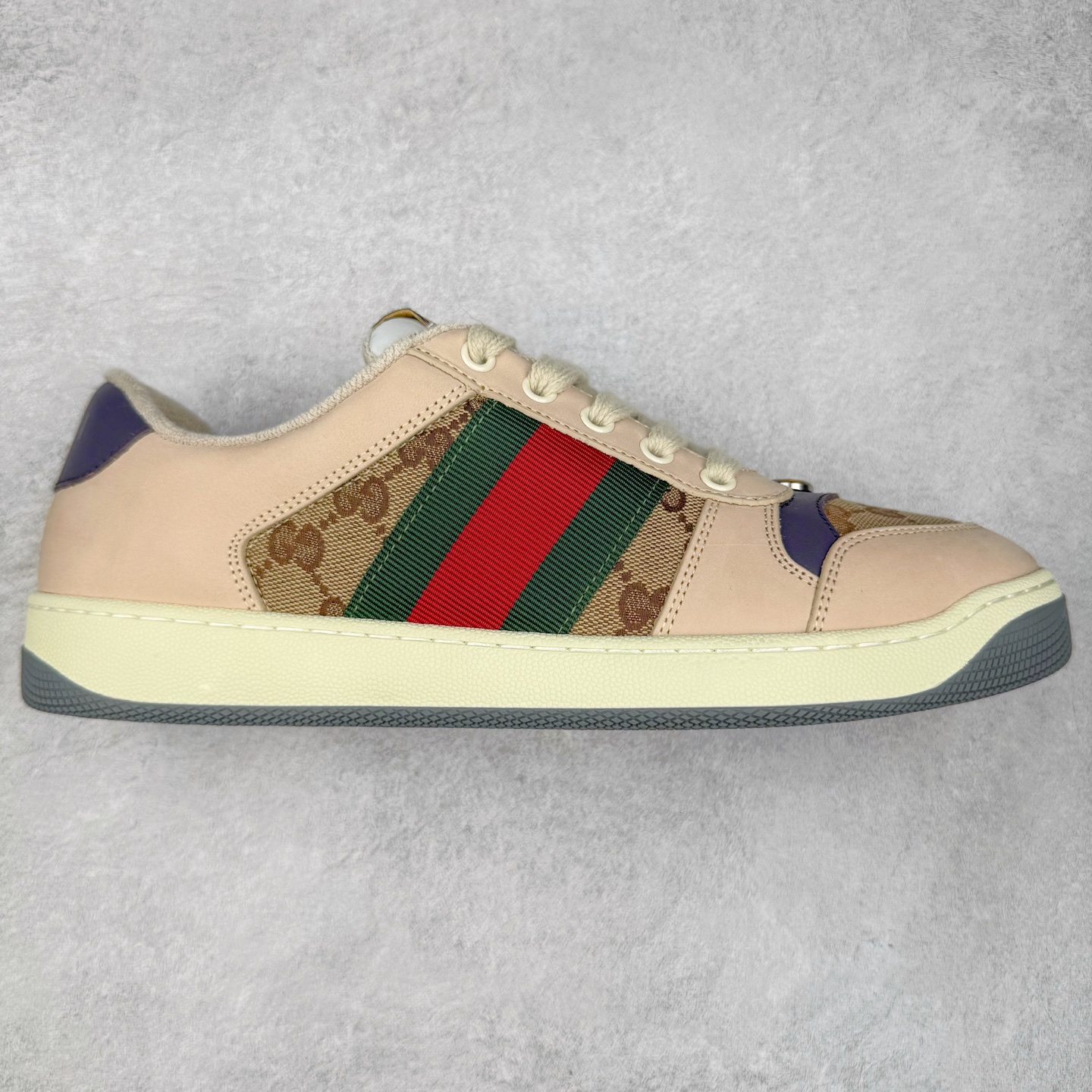 ＃纯原福利 Gucci Screener sneaker 古驰双G小脏鞋系列复古怀旧校园风低帮板鞋 全套原楦原纸版原鞋开模 纯手工水洗做旧处理 侧面条纹饰带 原厂定制 原厂数据电绣 清晰立体 全鞋电脑针车 紧密相连 针距密度一致 环保乳胶注塑鞋垫 厚度脚感还原原版 皮面裁剪部位 统一油边封口工艺 右脚鞋侧嵌入NFC防伪芯片装置＋鞋盒标二唯码扫描 秒进官网 专柜全套包装 防尘袋 说明书 质保卡 购物袋 尺码：35 36 37 38 39 40 41 42 43 44 45-选品中心