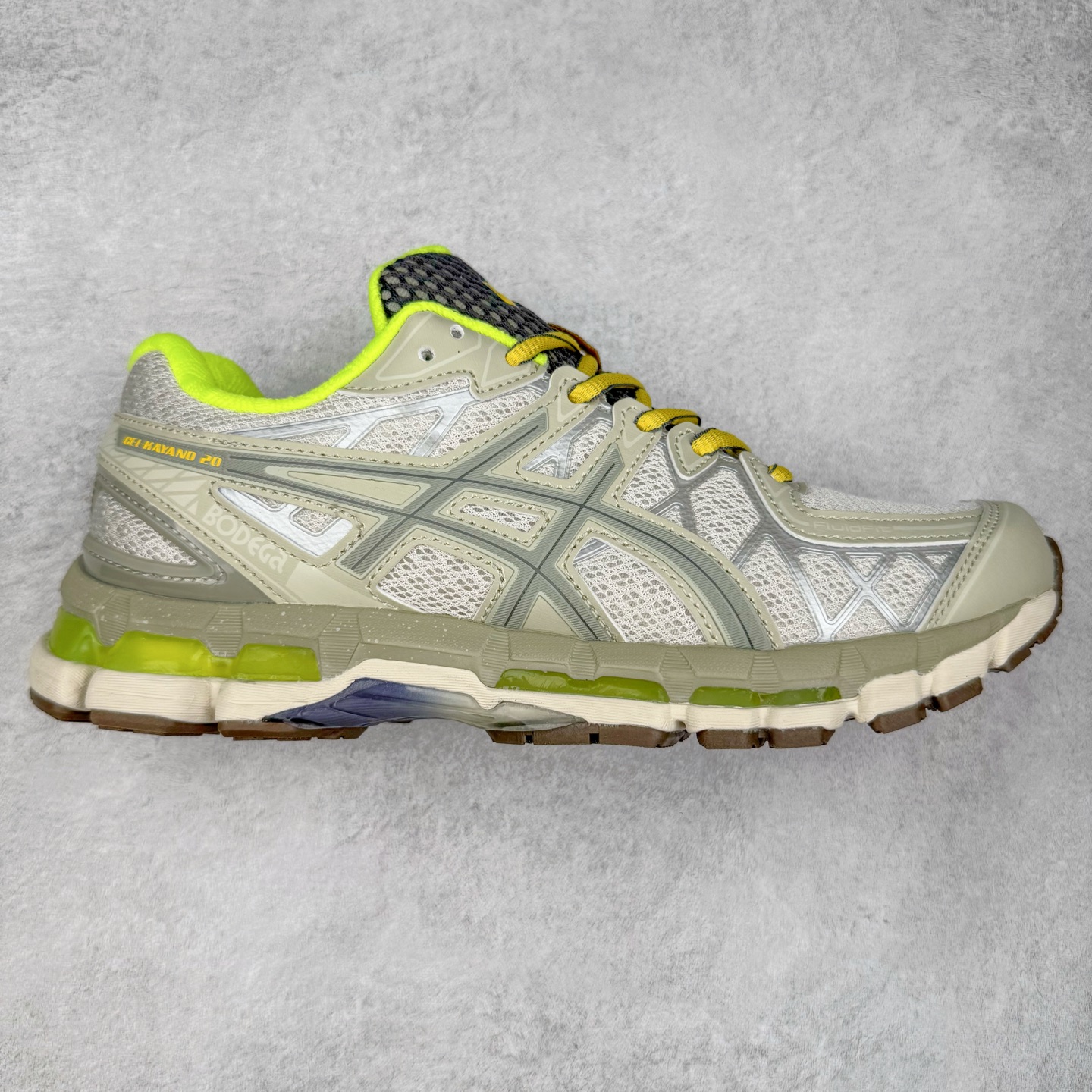Asics Gel-kayano 20 亚瑟士舒适时尚低帮跑步鞋 GEL-KAYANO 20代问世于2013年以卓越的缓冲性能在长跑领域而闻名 该鞋款拥抱建筑美学 从建筑物和汽车中汲取设计灵感 富有科技感的外观造型 多功能性满足日常生活的使用需求 ASICS（亚瑟士）是日本实业家鬼冢喜八郎创立的跑鞋运动品牌，名字想法源自著名的拉丁谚语“AnimaSana In Corpore Sano”，意为“健全的精神寓于强健的体魄”。正如其名字的含义，ASICS亚瑟士一直坚信保持身体的健康与活力是打造健康快乐的生活方式的最佳途径。亚瑟士的跑鞋、篮球鞋等系列集专业与美貌于一身，拥有极高的热度。2016年，ASICS在“2016年日本最佳全球品牌”排行榜名列第17名。尺码：36 37 37.5 38 39 39.5 40 40.5 41.5 42 42.5 43.5 44 45-选品中心