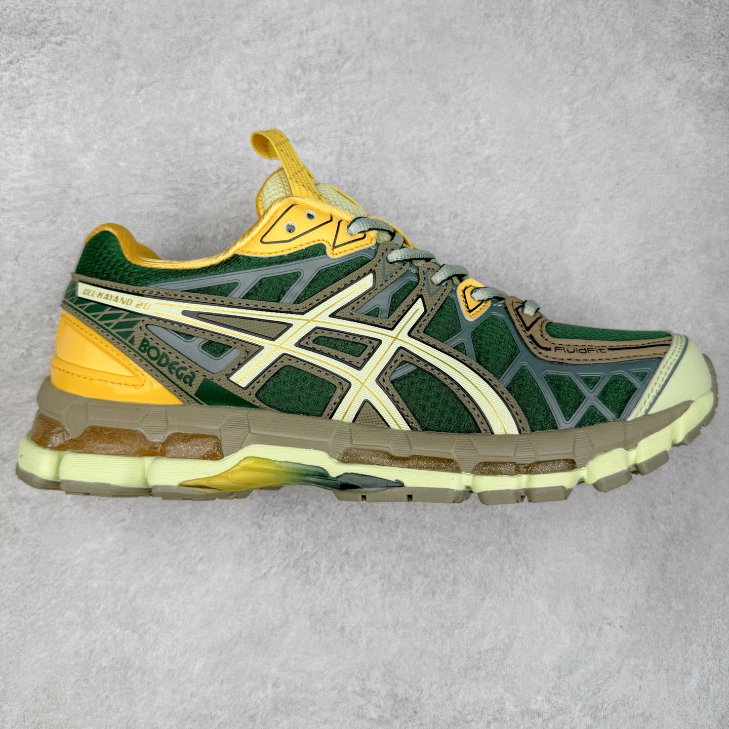 Asics Gel-kayano 20 亚瑟士舒适时尚低帮跑步鞋 GEL-KAYANO 20代问世于2013年以卓越的缓冲性能在长跑领域而闻名 该鞋款拥抱建筑美学 从建筑物和汽车中汲取设计灵感 富有科技感的外观造型 多功能性满足日常生活的使用需求 ASICS（亚瑟士）是日本实业家鬼冢喜八郎创立的跑鞋运动品牌，名字想法源自著名的拉丁谚语“AnimaSana In Corpore Sano”，意为“健全的精神寓于强健的体魄”。正如其名字的含义，ASICS亚瑟士一直坚信保持身体的健康与活力是打造健康快乐的生活方式的最佳途径。亚瑟士的跑鞋、篮球鞋等系列集专业与美貌于一身，拥有极高的热度。2016年，ASICS在“2016年日本最佳全球品牌”排行榜名列第17名。尺码：36 37 37.5 38 39 39.5 40 40.5 41.5 42 42.5 43.5 44 45-选品中心
