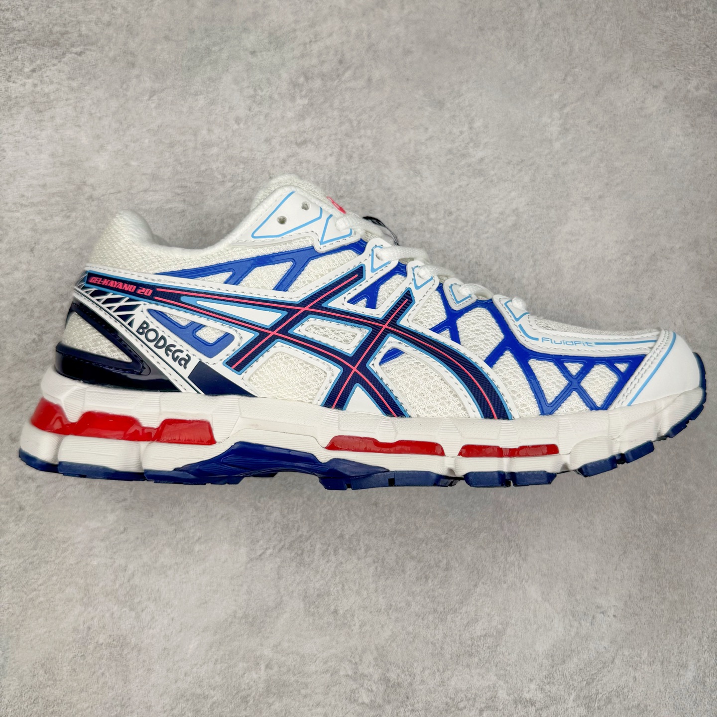 Asics Gel-kayano 20 亚瑟士舒适时尚低帮跑步鞋 GEL-KAYANO 20代问世于2013年以卓越的缓冲性能在长跑领域而闻名 该鞋款拥抱建筑美学 从建筑物和汽车中汲取设计灵感 富有科技感的外观造型 多功能性满足日常生活的使用需求 ASICS（亚瑟士）是日本实业家鬼冢喜八郎创立的跑鞋运动品牌，名字想法源自著名的拉丁谚语“AnimaSana In Corpore Sano”，意为“健全的精神寓于强健的体魄”。正如其名字的含义，ASICS亚瑟士一直坚信保持身体的健康与活力是打造健康快乐的生活方式的最佳途径。亚瑟士的跑鞋、篮球鞋等系列集专业与美貌于一身，拥有极高的热度。2016年，ASICS在“2016年日本最佳全球品牌”排行榜名列第17名。尺码：36 37 37.5 38 39 39.5 40 40.5 41.5 42 42.5 43.5 44 45-选品中心