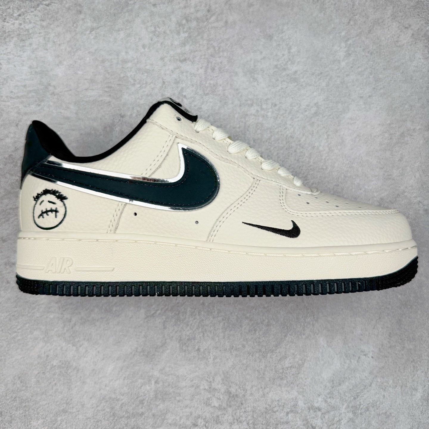 NK Air Force 1´07 Low 空军一号低帮百搭休闲运动板鞋 DF0188-072 柔软、弹性十足的缓震性能和出色的中底设计 横跨复古与现代的外型结合 造就出风靡全球 三十多年的Force 1 直到今天还深受青睐 实拍调校N版已经零色差零失真 百分百还原实物色彩所见即所得 不存在货不对板色差等低级问题 选购参考实物拍摄 不混卖不参货 只用心做好货严格选品 承诺混一赔十 尺码：36 36.5 37.5 38 38.5 39 40 40.5 41 42 42.5 43 44 44.5 45-选品中心