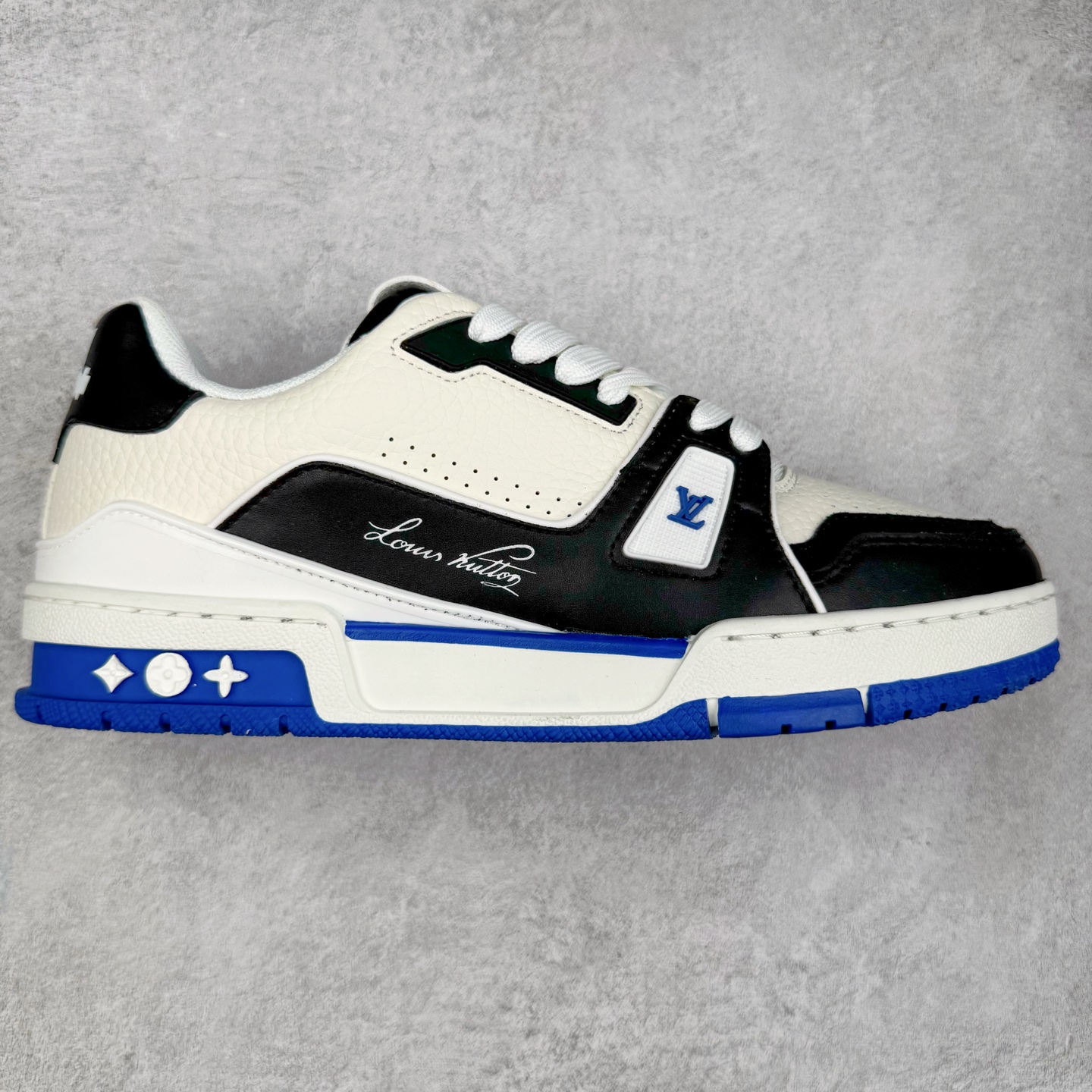 ＃TG Louis Vuitton Trainer lv时装走秀运动鞋板鞋 纯白 老外外贸私人订单 口碑实力大厂出品 出货即市场巅峰 全套原纸板楦头开发 原汁原味 完美呈现版型 原数据独家私模大底 超高清洁度 极限压缩成本 超级跑量款式 全套原楦原纸版原鞋开模 独家磨具开发男女鞋 全网最具灵魂的版型 正确原装黄色鞋盒 正确中底印花 鞋面印花3D高频深度立体 全鞋电脑针车 紧密相连 针距密度一致 环保乳胶注塑鞋垫 厚度脚感还原原版 皮面裁剪部位 统一油边封口工艺 原装橡胶大底含胶量大底组合零偏差 专柜全套包装 防尘袋 说明书 质保卡 尺码：35 36 37 38 39 40 41 42 43 44 45-选品中心