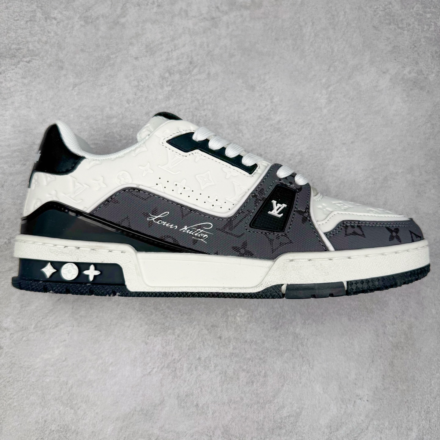 ＃TG Louis Vuitton Trainer lv时装走秀运动鞋板鞋 纯白 老外外贸私人订单 口碑实力大厂出品 出货即市场巅峰 全套原纸板楦头开发 原汁原味 完美呈现版型 原数据独家私模大底 超高清洁度 极限压缩成本 超级跑量款式 全套原楦原纸版原鞋开模 独家磨具开发男女鞋 全网最具灵魂的版型 正确原装黄色鞋盒 正确中底印花 鞋面印花3D高频深度立体 全鞋电脑针车 紧密相连 针距密度一致 环保乳胶注塑鞋垫 厚度脚感还原原版 皮面裁剪部位 统一油边封口工艺 原装橡胶大底含胶量大底组合零偏差 专柜全套包装 防尘袋 说明书 质保卡 尺码：35 36 37 38 39 40 41 42 43 44 45-选品中心