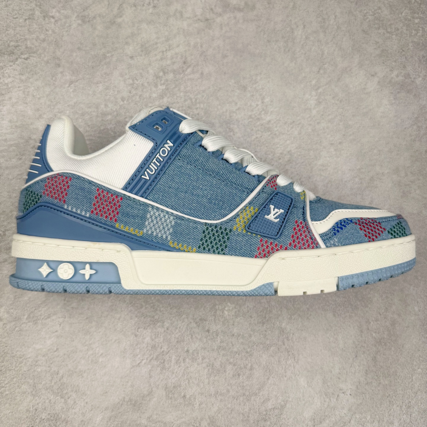 ＃TG Louis Vuitton Trainer lv时装走秀运动鞋板鞋 纯白 老外外贸私人订单 口碑实力大厂出品 出货即市场巅峰 全套原纸板楦头开发 原汁原味 完美呈现版型 原数据独家私模大底 超高清洁度 极限压缩成本 超级跑量款式 全套原楦原纸版原鞋开模 独家磨具开发男女鞋 全网最具灵魂的版型 正确原装黄色鞋盒 正确中底印花 鞋面印花3D高频深度立体 全鞋电脑针车 紧密相连 针距密度一致 环保乳胶注塑鞋垫 厚度脚感还原原版 皮面裁剪部位 统一油边封口工艺 原装橡胶大底含胶量大底组合零偏差 专柜全套包装 防尘袋 说明书 质保卡 尺码：35 36 37 38 39 40 41 42 43 44 45-选品中心