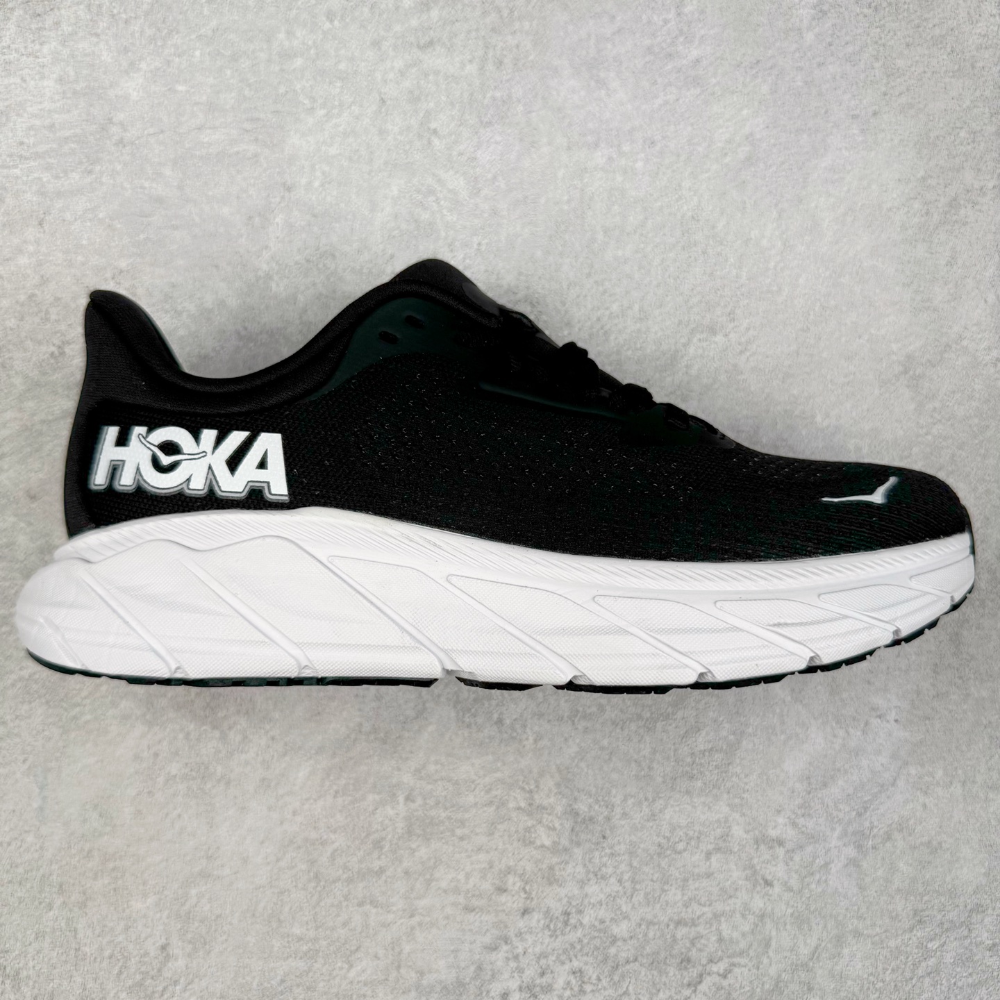 HOKA ONE ONE Arahi 7 舒适柔软防滑耐磨 低帮休闲跑步鞋 HOKA ONE ONE是来自美国的跑步鞋知名品牌，创立于2009年，始终致力于为所有跑者提供更新、更好的跑步装备。相比常规跑鞋，HOKA ONE ONE特别研发使用性能独特的几何形跑鞋中底，此种鞋底更厚、更高、回弹性也更好，除了卓越的缓冲性能，它还能为各种阶段的跑者带来更具动感、更加稳定的跑步体验。HOKAONE ONE从设计之初就清楚意识到，要保证跑者步幅的均匀一致，双脚自然而然的运动至关重要。实拍调校N版已经零色差零失真 百分百还原实物色彩所见即所得 不存在货不对板色差等低级问题 选购参考实物拍摄 不混卖不参货 只用心做好货严格选品 承诺混一赔十 尺码：36 36.5 37.5 38 38.5 39 40 40.5 41 42 42.5 43 44 44.5 45-选品中心