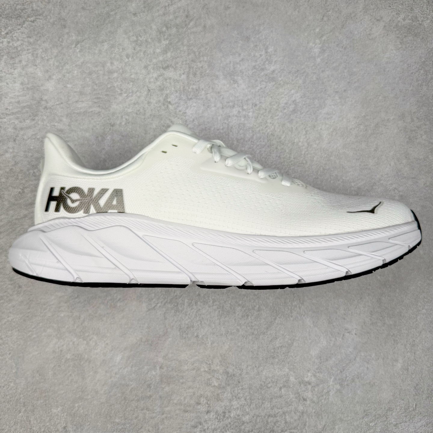 HOKA ONE ONE Arahi 7 舒适柔软防滑耐磨 低帮休闲跑步鞋 HOKA ONE ONE是来自美国的跑步鞋知名品牌，创立于2009年，始终致力于为所有跑者提供更新、更好的跑步装备。相比常规跑鞋，HOKA ONE ONE特别研发使用性能独特的几何形跑鞋中底，此种鞋底更厚、更高、回弹性也更好，除了卓越的缓冲性能，它还能为各种阶段的跑者带来更具动感、更加稳定的跑步体验。HOKAONE ONE从设计之初就清楚意识到，要保证跑者步幅的均匀一致，双脚自然而然的运动至关重要。实拍调校N版已经零色差零失真 百分百还原实物色彩所见即所得 不存在货不对板色差等低级问题 选购参考实物拍摄 不混卖不参货 只用心做好货严格选品 承诺混一赔十 尺码：36 36.5 37.5 38 38.5 39 40 40.5 41 42 42.5 43 44 44.5 45-选品中心