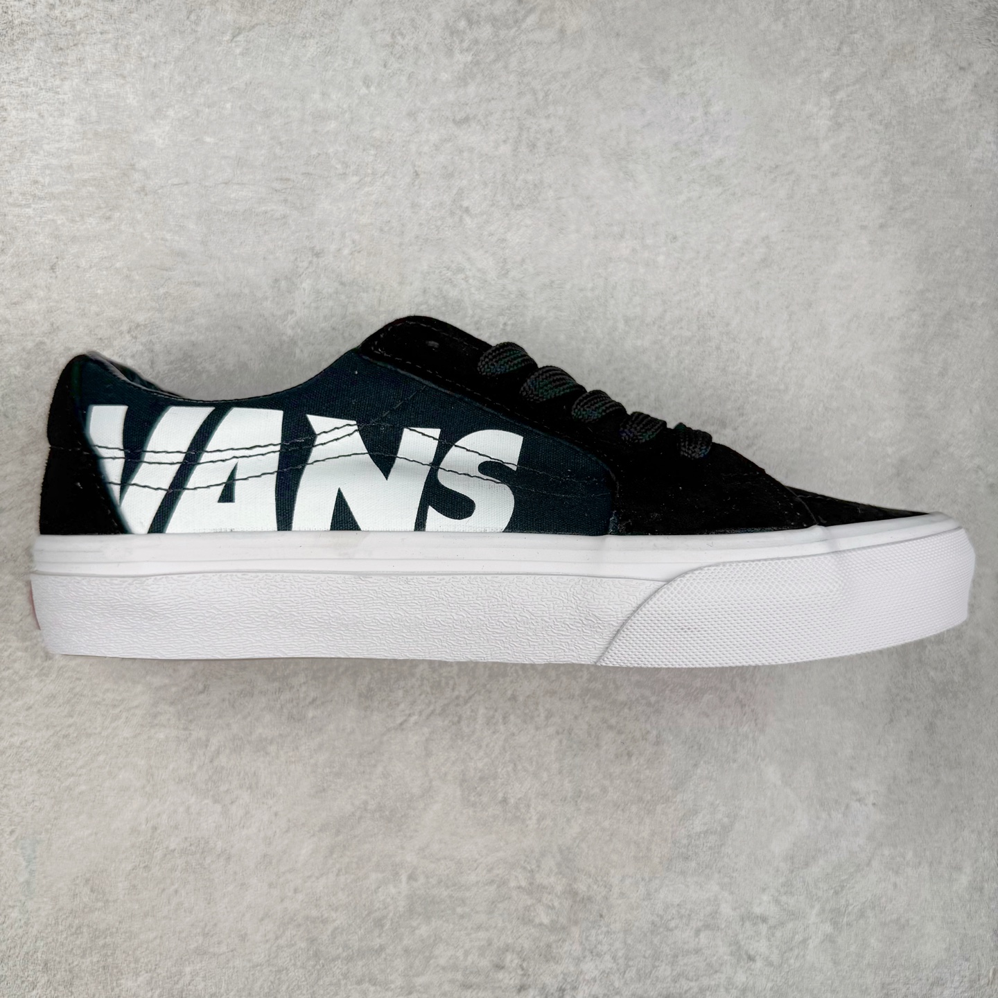 Vans Sk8-Low 黑白字母 范斯官方 防滑耐磨硫化帆布鞋 鞋面采用黑色帆布材质搭配VANS标志性Logo字母 极具辨识度 上脚百搭不出错 货号：VN0A5KXDY28 尺码：35 36 36.5 37 38 38.5 39 40 40.5 41 42 42.5 43 44-选品中心