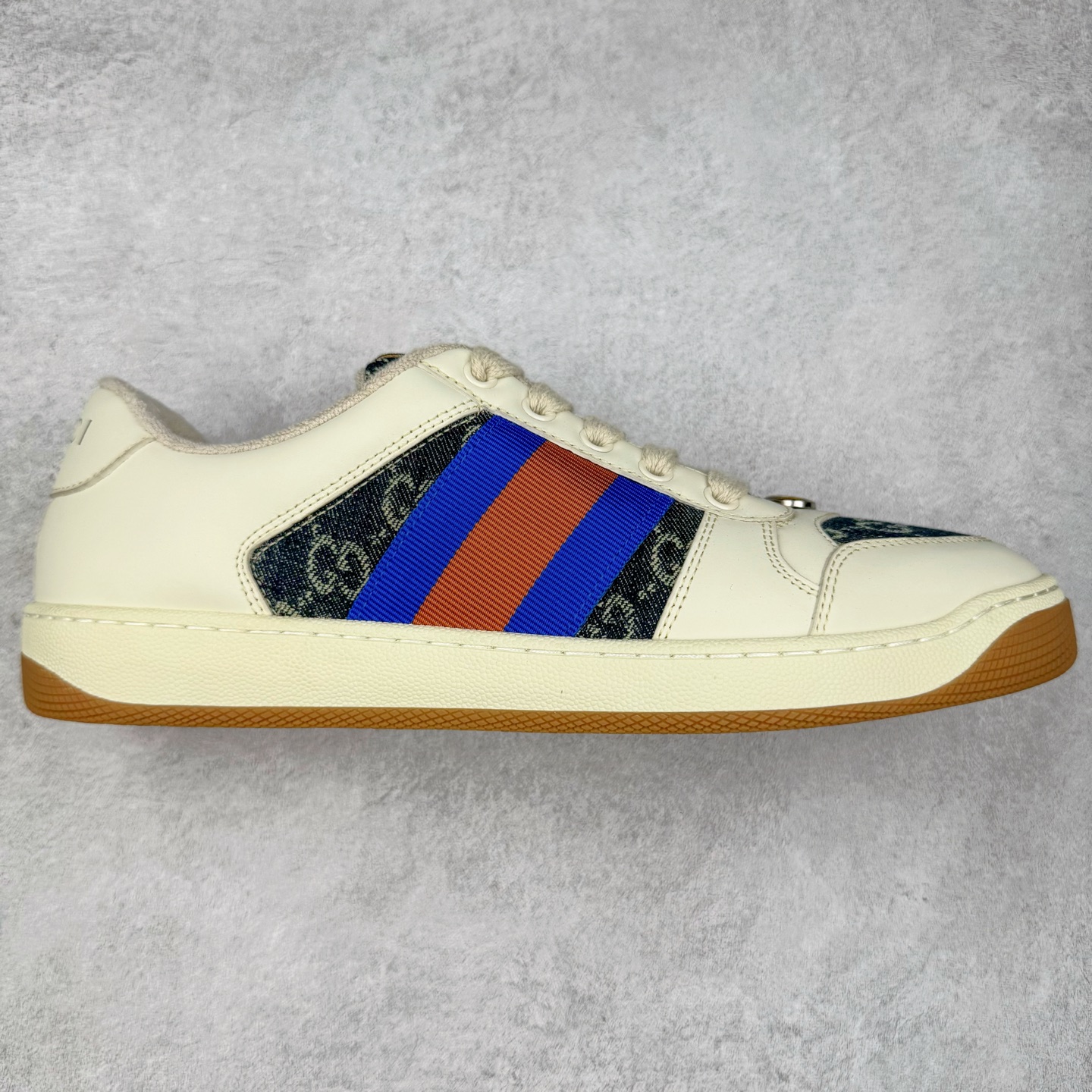 ＃纯原福利 Gucci Screener sneaker 古驰双G小脏鞋系列复古怀旧校园风低帮板鞋 全套原楦原纸版原鞋开模 纯手工水洗做旧处理 侧面条纹饰带 原厂定制 原厂数据电绣 清晰立体 全鞋电脑针车 紧密相连 针距密度一致 环保乳胶注塑鞋垫 厚度脚感还原原版 皮面裁剪部位 统一油边封口工艺 右脚鞋侧嵌入NFC防伪芯片装置＋鞋盒标二唯码扫描 秒进官网 专柜全套包装 防尘袋 说明书 质保卡 购物袋 尺码：35 36 37 38 39 40 41 42 43 44 45-选品中心