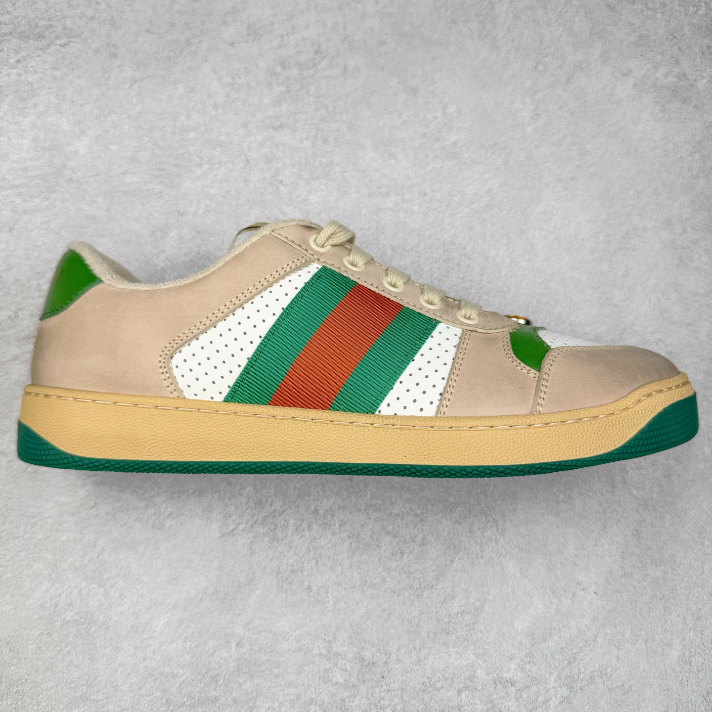 图片[2]-＃纯原福利 Gucci Screener sneaker 古驰双G小脏鞋系列复古怀旧校园风低帮板鞋 全套原楦原纸版原鞋开模 纯手工水洗做旧处理 侧面条纹饰带 原厂定制 原厂数据电绣 清晰立体 全鞋电脑针车 紧密相连 针距密度一致 环保乳胶注塑鞋垫 厚度脚感还原原版 皮面裁剪部位 统一油边封口工艺 右脚鞋侧嵌入NFC防伪芯片装置＋鞋盒标二唯码扫描 秒进官网 专柜全套包装 防尘袋 说明书 质保卡 购物袋 尺码：35 36 37 38 39 40 41 42 43 44 45-选品中心