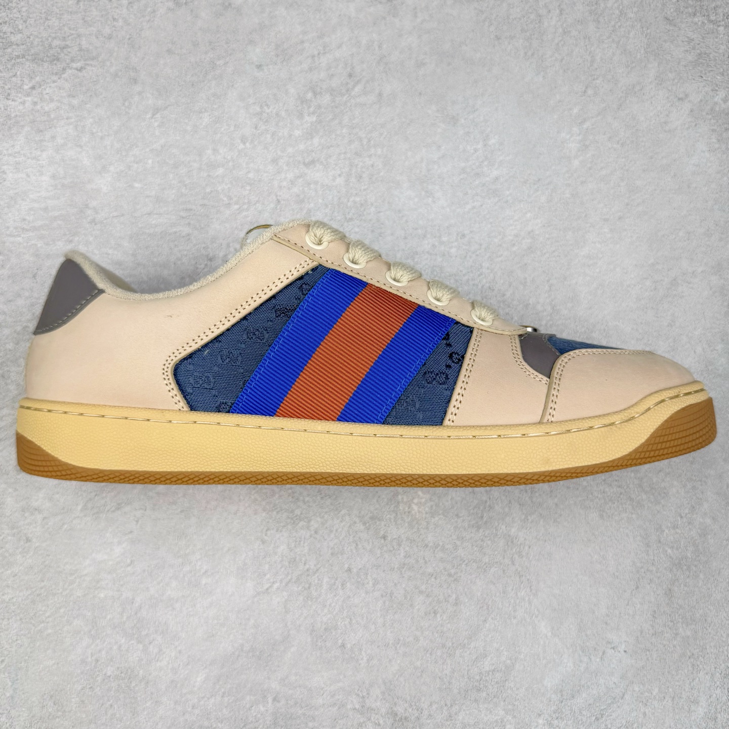 图片[7]-＃纯原福利 Gucci Screener sneaker 古驰双G小脏鞋系列复古怀旧校园风低帮板鞋 全套原楦原纸版原鞋开模 纯手工水洗做旧处理 侧面条纹饰带 原厂定制 原厂数据电绣 清晰立体 全鞋电脑针车 紧密相连 针距密度一致 环保乳胶注塑鞋垫 厚度脚感还原原版 皮面裁剪部位 统一油边封口工艺 右脚鞋侧嵌入NFC防伪芯片装置＋鞋盒标二唯码扫描 秒进官网 专柜全套包装 防尘袋 说明书 质保卡 购物袋 尺码：35 36 37 38 39 40 41 42 43 44 45-选品中心