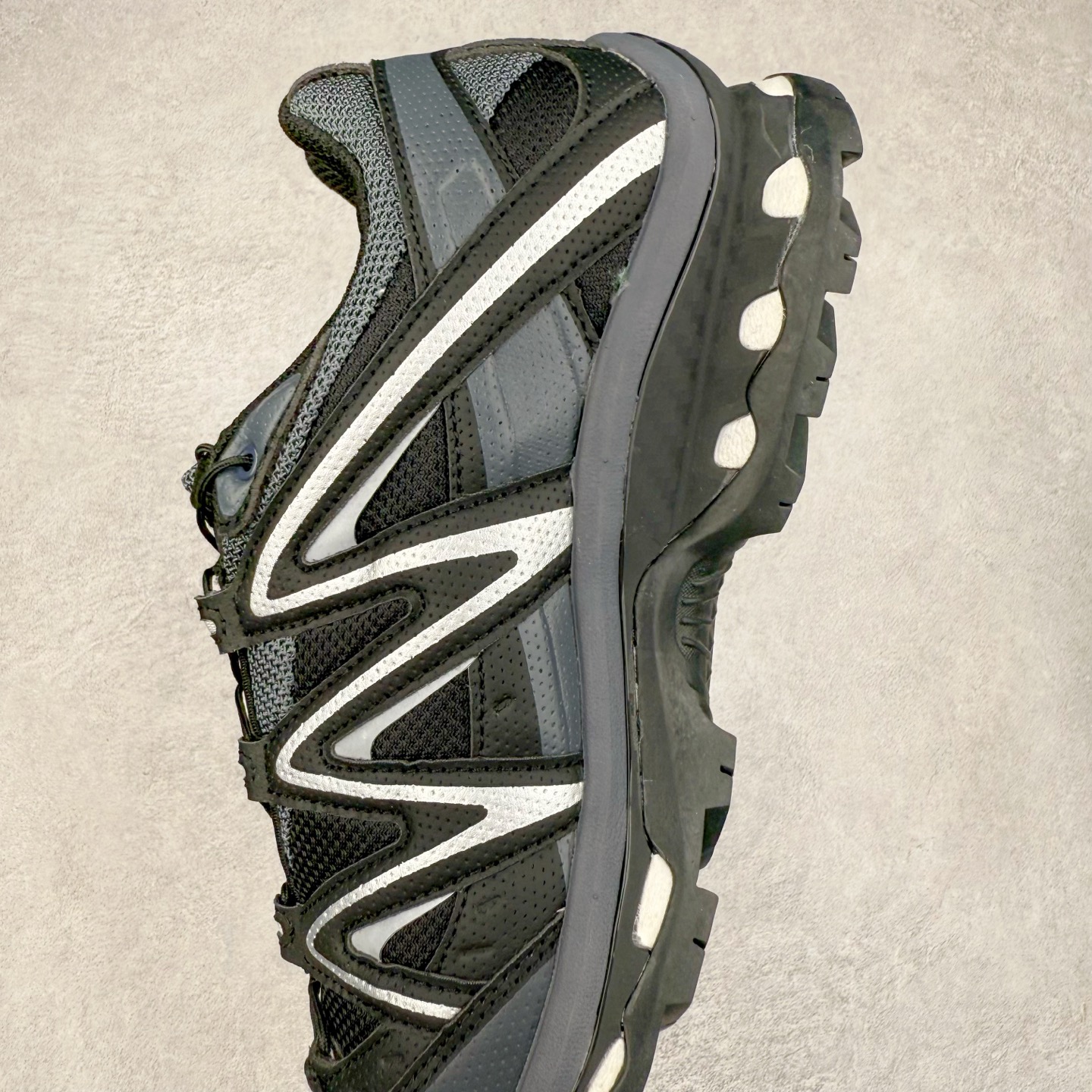 图片[7]-＃福利特价️ Salomon XT-QUEST ADV 萨洛蒙潮流越野机能户外功能鞋 纯原外贸平台特供订单 耗时半年巨作 全套原纸板楦头开发 原厂特供网布配套加持 确保原汁原味 完美呈现版型 原档数据独家私模五层组合大底 男女鞋同步官方开发至46.5 原装Ortholite轻量化鞋垫 中底布带钢印编号 原厂TPU锁扣 进口港宝加持 后跟自然饱满 还原公司包裹性 基于 SALOMON 初代 XT 鞋身造型并搭载 4D ADVANCED CHASSIS™ 大底打造而成 为这款 XT-QUEST 带来了多项足部控制与保护等功能性 如在运动过程中控制左右晃动的过程而提高稳定性、改善长途越野过程中足中到足尖的过渡、提高感知岩石的精确度以抵抗尖锐物体对脚底的伤害以及采用动态缓冲来增强穿着舒适感 从而减轻疲劳感 使 XT-QUEST 成为一双舒适且安全的户外之履 尺码：36 36.5 37.5 38 38.5 39 40 40.5 41 42 42.5 43 44 44.5 45-选品中心