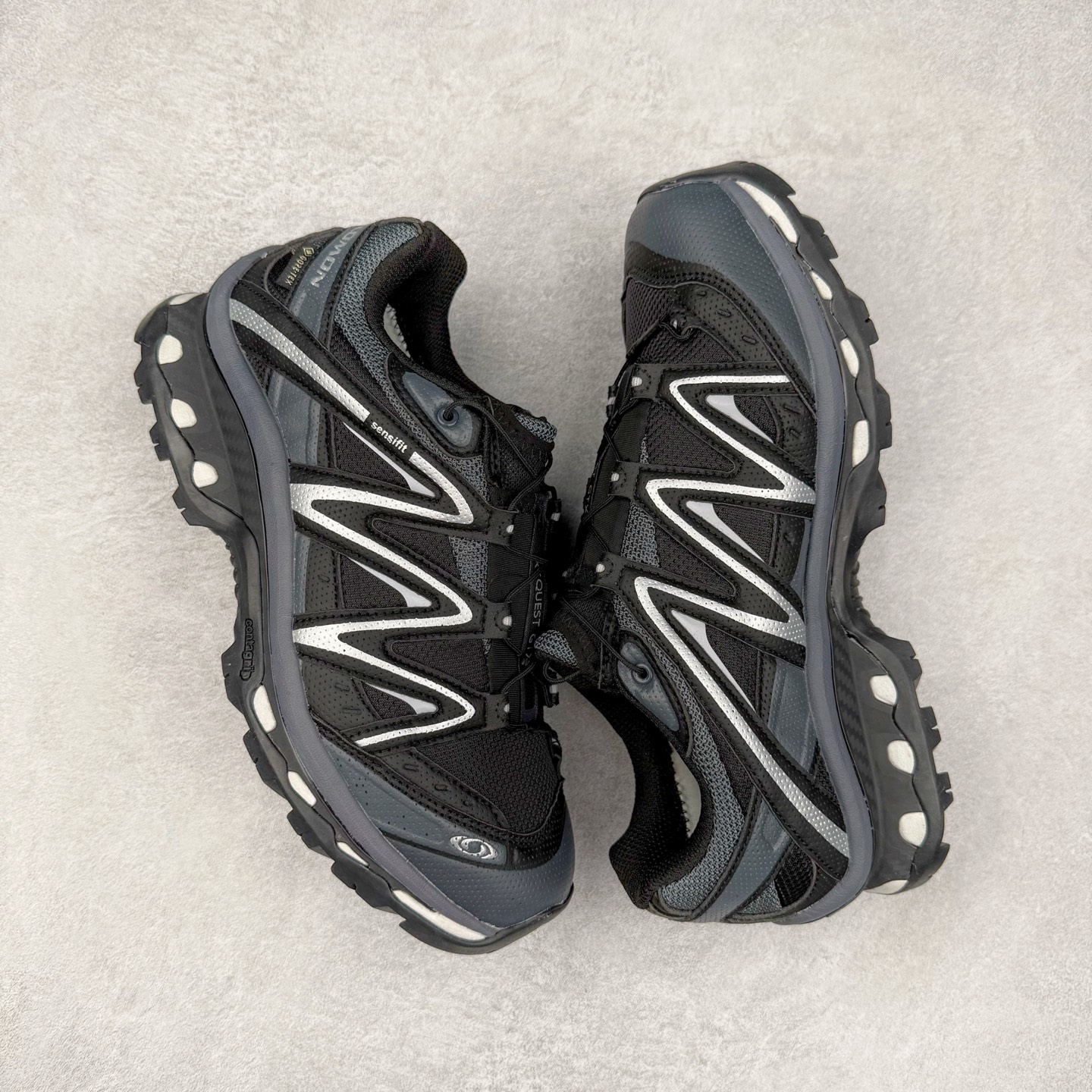 图片[3]-＃福利特价️ Salomon XT-QUEST ADV 萨洛蒙潮流越野机能户外功能鞋 纯原外贸平台特供订单 耗时半年巨作 全套原纸板楦头开发 原厂特供网布配套加持 确保原汁原味 完美呈现版型 原档数据独家私模五层组合大底 男女鞋同步官方开发至46.5 原装Ortholite轻量化鞋垫 中底布带钢印编号 原厂TPU锁扣 进口港宝加持 后跟自然饱满 还原公司包裹性 基于 SALOMON 初代 XT 鞋身造型并搭载 4D ADVANCED CHASSIS™ 大底打造而成 为这款 XT-QUEST 带来了多项足部控制与保护等功能性 如在运动过程中控制左右晃动的过程而提高稳定性、改善长途越野过程中足中到足尖的过渡、提高感知岩石的精确度以抵抗尖锐物体对脚底的伤害以及采用动态缓冲来增强穿着舒适感 从而减轻疲劳感 使 XT-QUEST 成为一双舒适且安全的户外之履 尺码：36 36.5 37.5 38 38.5 39 40 40.5 41 42 42.5 43 44 44.5 45-选品中心