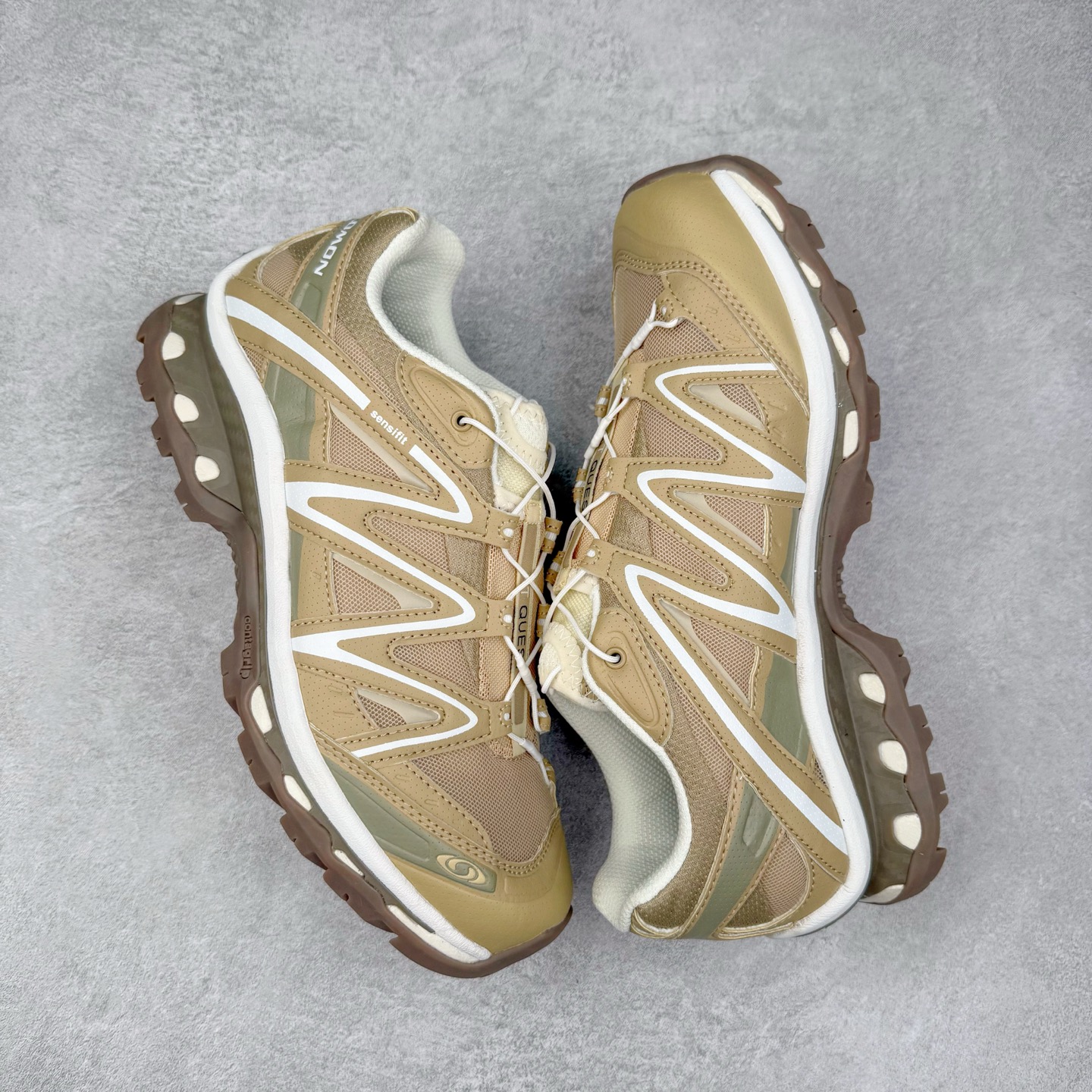 图片[3]-＃福利特价️ Salomon XT-QUEST ADV 萨洛蒙潮流越野机能户外功能鞋 纯原外贸平台特供订单 耗时半年巨作 全套原纸板楦头开发 原厂特供网布配套加持 确保原汁原味 完美呈现版型 原档数据独家私模五层组合大底 男女鞋同步官方开发至46.5 原装Ortholite轻量化鞋垫 中底布带钢印编号 原厂TPU锁扣 进口港宝加持 后跟自然饱满 还原公司包裹性 基于 SALOMON 初代 XT 鞋身造型并搭载 4D ADVANCED CHASSIS™ 大底打造而成 为这款 XT-QUEST 带来了多项足部控制与保护等功能性 如在运动过程中控制左右晃动的过程而提高稳定性、改善长途越野过程中足中到足尖的过渡、提高感知岩石的精确度以抵抗尖锐物体对脚底的伤害以及采用动态缓冲来增强穿着舒适感 从而减轻疲劳感 使 XT-QUEST 成为一双舒适且安全的户外之履 尺码：36 36.5 37.5 38 38.5 39 40 40.5 41 42 42.5 43 44 44.5 45-选品中心