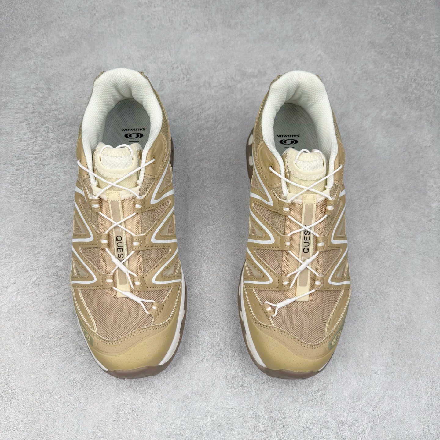 图片[2]-＃福利特价️ Salomon XT-QUEST ADV 萨洛蒙潮流越野机能户外功能鞋 纯原外贸平台特供订单 耗时半年巨作 全套原纸板楦头开发 原厂特供网布配套加持 确保原汁原味 完美呈现版型 原档数据独家私模五层组合大底 男女鞋同步官方开发至46.5 原装Ortholite轻量化鞋垫 中底布带钢印编号 原厂TPU锁扣 进口港宝加持 后跟自然饱满 还原公司包裹性 基于 SALOMON 初代 XT 鞋身造型并搭载 4D ADVANCED CHASSIS™ 大底打造而成 为这款 XT-QUEST 带来了多项足部控制与保护等功能性 如在运动过程中控制左右晃动的过程而提高稳定性、改善长途越野过程中足中到足尖的过渡、提高感知岩石的精确度以抵抗尖锐物体对脚底的伤害以及采用动态缓冲来增强穿着舒适感 从而减轻疲劳感 使 XT-QUEST 成为一双舒适且安全的户外之履 尺码：36 36.5 37.5 38 38.5 39 40 40.5 41 42 42.5 43 44 44.5 45-选品中心