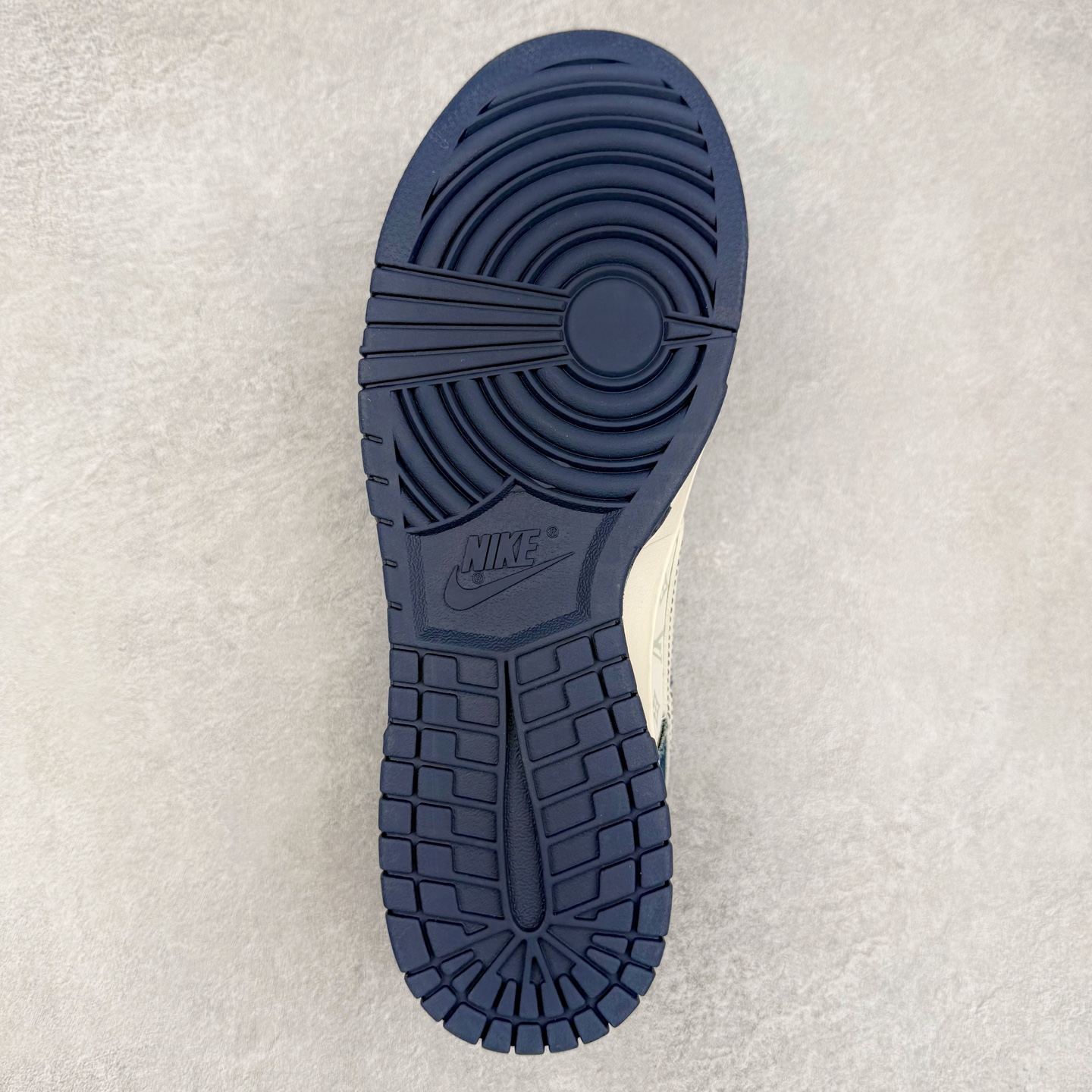 图片[9]-NK Dunk Low 定制配色 YX5866-375 大厂出品 极力推荐 原装头层材料 独家版型蒸餾加工帶來的是更好的视觉和脚感体验大厂纯原品质出货 清洁度 电绣工艺 皮料切割干净无任何毛边 细节完美 实拍调校N版已经零色差零失真 百分百还原实物色彩所见即所得 不存在货不对板色差等低级问题 选购参考实物拍摄 不混卖不参货 只用心做好货严格选品 承诺混一赔十 尺码：36 36.5 37.5 38 38.5 39 40 40.5 41 42 42.5 43 44 44.5 45-选品中心