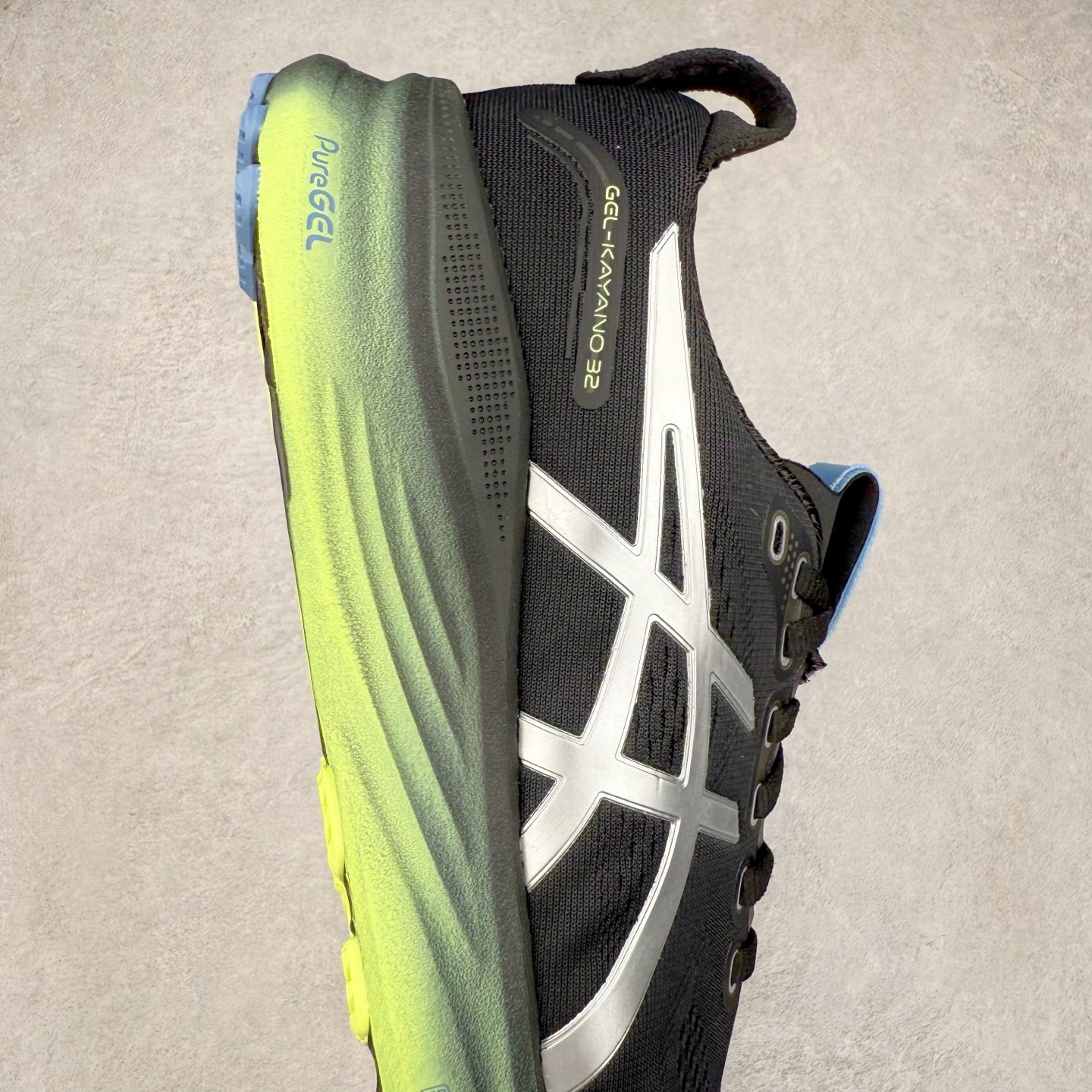 图片[6]-Asics Gel-Kayano 32 亚瑟士卡亚诺32代低帮专业有氧超轻量休闲运动全能慢跑鞋全球知名运动品牌ASICS正式推出新款GEL-KAYANO 32跑鞋，旨在通过全新稳定结构以提升产品可适性，满足跑者的足部稳定需求，让每一位跑者从起跑到结束都能够感受到焕然一新的稳定性与舒适性，从而帮助更多人找到身心平衡，获得自在舒适的健康生活方式。秉持着ASICS亚瑟士的设计哲学，全新一代GEL-KAYANO 32应运而生。为进一步升级产品的稳定性，GEL-KAYANO 采用了全新4D引导系统，通过内侧稳定装置提升可适性，满足足部稳定需求，帮助足弓迅速返回到平衡位置。作为基于生物力学研究打造的全新稳定结构，4D引导系统不仅提升了跑鞋对双脚的支撑性，它还将人体不同的运动状态纳入设计考量，帮助跑者在多种跑动强度下获得充足的稳定性和理想的舒适度。尺码：36 37 37.5 38 39.5 40 40.5 41.5 42 42.5 43.5 44 44.5 45-选品中心