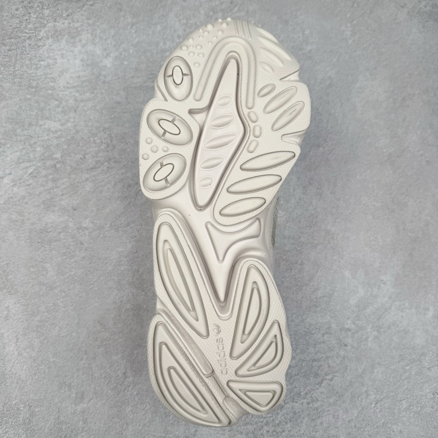 图片[9]-AD Originals OZWEEGO 简版椰子3M反光皮面水管复古老爹鞋 鞋面透气织物与出众皮革相互拼接 营造丰富层次 中底 adiPRENE+ 则提供穿着过程中的优良支撑 进一步提升舒适度 特别之处在于后跟半透明导管加持 个性又独特 最后辅以醒目色调营造强烈视觉反差 不凡的吸睛效果让人过目难忘 尺码：36 36.5 37 38 38.5 39 40 40.5 41 42 42.5 43 44 44.5 45-选品中心