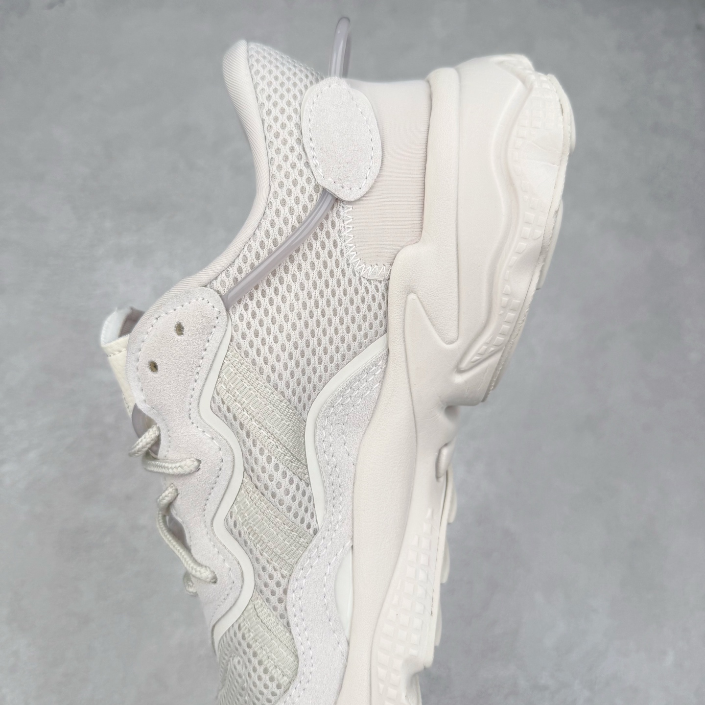 图片[7]-AD Originals OZWEEGO 简版椰子3M反光皮面水管复古老爹鞋 鞋面透气织物与出众皮革相互拼接 营造丰富层次 中底 adiPRENE+ 则提供穿着过程中的优良支撑 进一步提升舒适度 特别之处在于后跟半透明导管加持 个性又独特 最后辅以醒目色调营造强烈视觉反差 不凡的吸睛效果让人过目难忘 尺码：36 36.5 37 38 38.5 39 40 40.5 41 42 42.5 43 44 44.5 45-选品中心