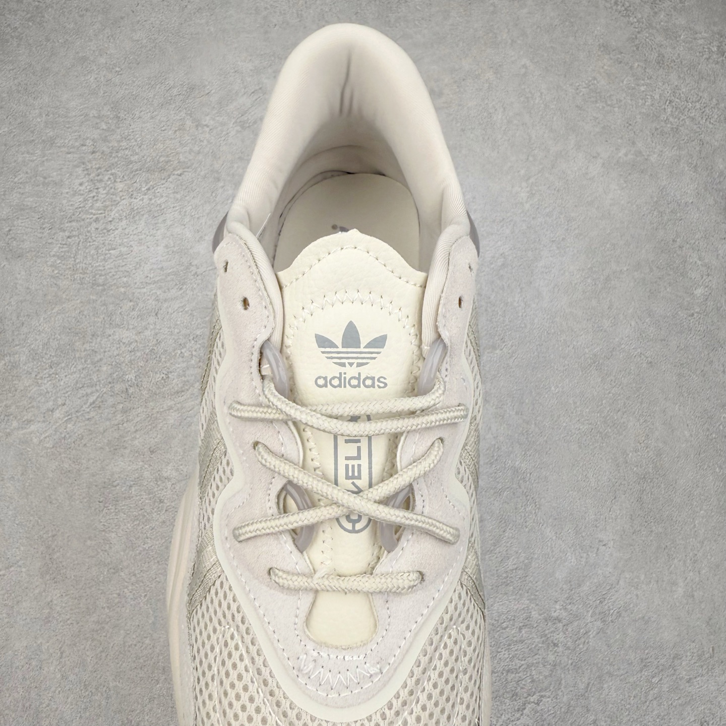 图片[5]-AD Originals OZWEEGO 简版椰子3M反光皮面水管复古老爹鞋 鞋面透气织物与出众皮革相互拼接 营造丰富层次 中底 adiPRENE+ 则提供穿着过程中的优良支撑 进一步提升舒适度 特别之处在于后跟半透明导管加持 个性又独特 最后辅以醒目色调营造强烈视觉反差 不凡的吸睛效果让人过目难忘 尺码：36 36.5 37 38 38.5 39 40 40.5 41 42 42.5 43 44 44.5 45-选品中心