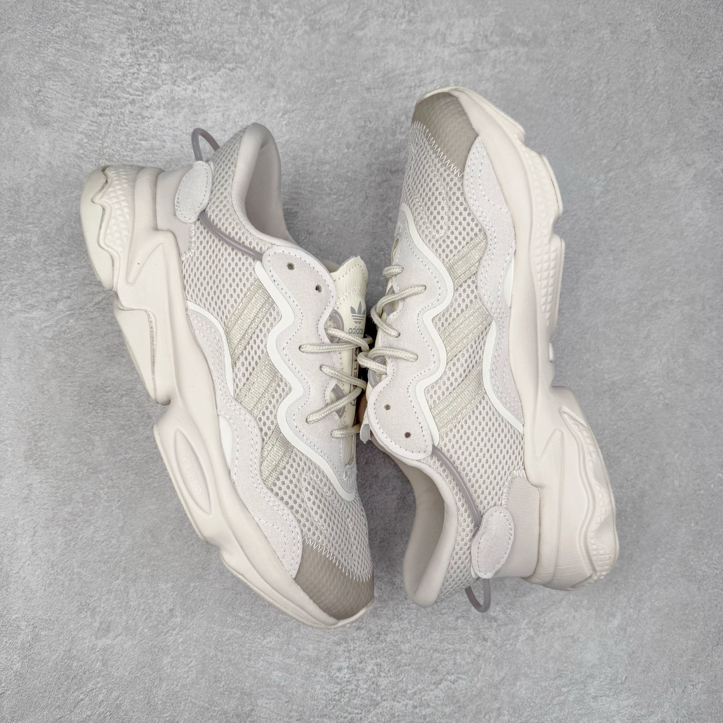 图片[3]-AD Originals OZWEEGO 简版椰子3M反光皮面水管复古老爹鞋 鞋面透气织物与出众皮革相互拼接 营造丰富层次 中底 adiPRENE+ 则提供穿着过程中的优良支撑 进一步提升舒适度 特别之处在于后跟半透明导管加持 个性又独特 最后辅以醒目色调营造强烈视觉反差 不凡的吸睛效果让人过目难忘 尺码：36 36.5 37 38 38.5 39 40 40.5 41 42 42.5 43 44 44.5 45-选品中心