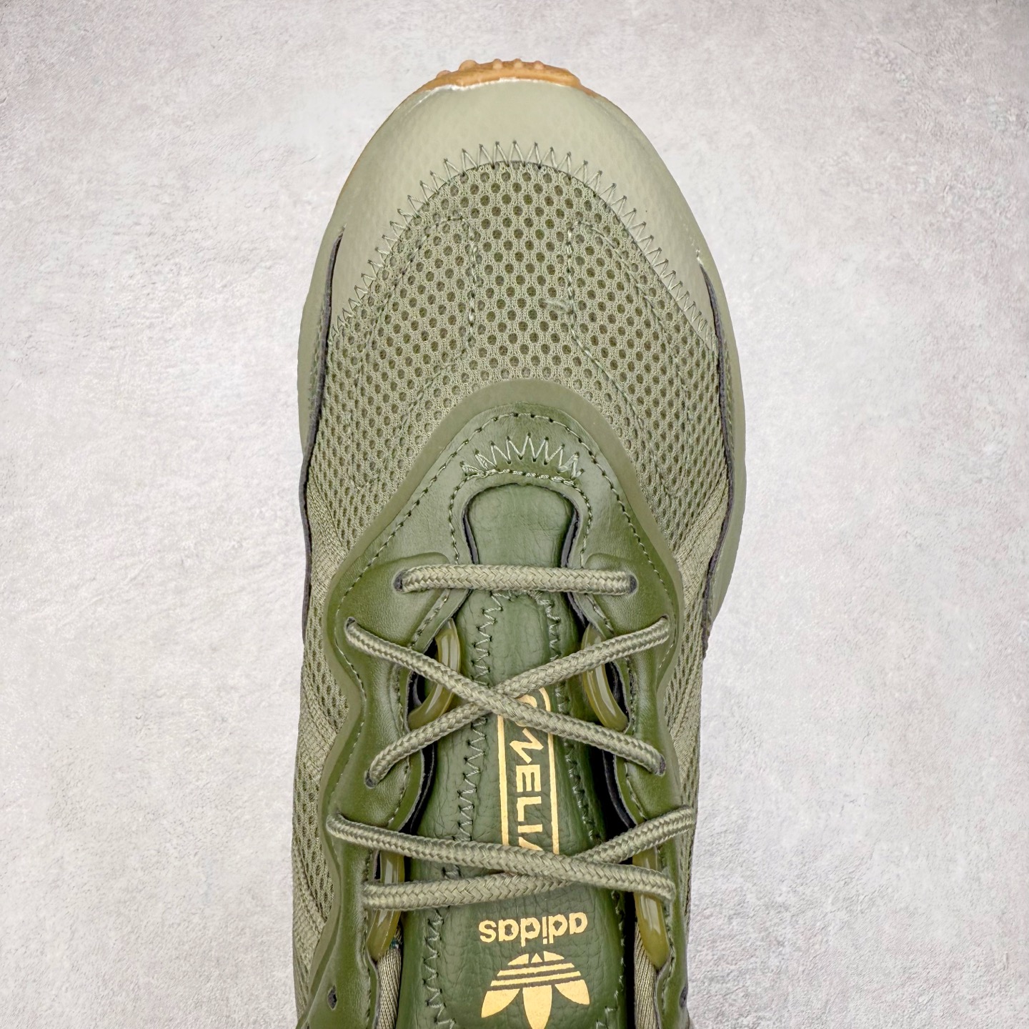 图片[4]-AD Originals OZWEEGO 简版椰子3M反光皮面水管复古老爹鞋 鞋面透气织物与出众皮革相互拼接 营造丰富层次 中底 adiPRENE+ 则提供穿着过程中的优良支撑 进一步提升舒适度 特别之处在于后跟半透明导管加持 个性又独特 最后辅以醒目色调营造强烈视觉反差 不凡的吸睛效果让人过目难忘 尺码：36 36.5 37 38 38.5 39 40 40.5 41 42 42.5 43 44 44.5 45-选品中心