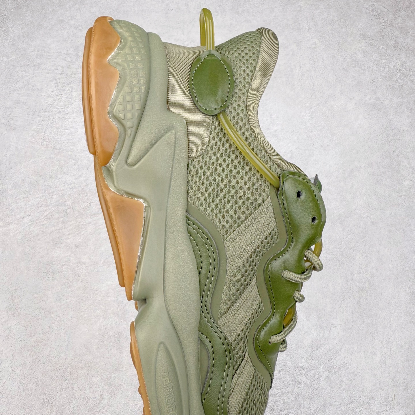 图片[6]-AD Originals OZWEEGO 简版椰子3M反光皮面水管复古老爹鞋 鞋面透气织物与出众皮革相互拼接 营造丰富层次 中底 adiPRENE+ 则提供穿着过程中的优良支撑 进一步提升舒适度 特别之处在于后跟半透明导管加持 个性又独特 最后辅以醒目色调营造强烈视觉反差 不凡的吸睛效果让人过目难忘 尺码：36 36.5 37 38 38.5 39 40 40.5 41 42 42.5 43 44 44.5 45-选品中心