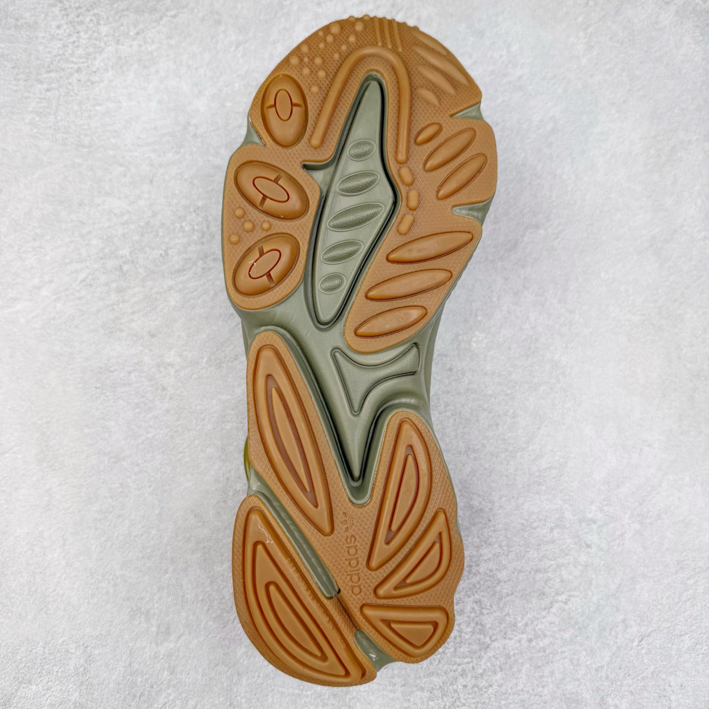 图片[9]-AD Originals OZWEEGO 简版椰子3M反光皮面水管复古老爹鞋 鞋面透气织物与出众皮革相互拼接 营造丰富层次 中底 adiPRENE+ 则提供穿着过程中的优良支撑 进一步提升舒适度 特别之处在于后跟半透明导管加持 个性又独特 最后辅以醒目色调营造强烈视觉反差 不凡的吸睛效果让人过目难忘 尺码：36 36.5 37 38 38.5 39 40 40.5 41 42 42.5 43 44 44.5 45-选品中心