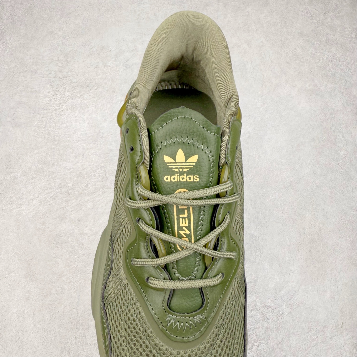 图片[5]-AD Originals OZWEEGO 简版椰子3M反光皮面水管复古老爹鞋 鞋面透气织物与出众皮革相互拼接 营造丰富层次 中底 adiPRENE+ 则提供穿着过程中的优良支撑 进一步提升舒适度 特别之处在于后跟半透明导管加持 个性又独特 最后辅以醒目色调营造强烈视觉反差 不凡的吸睛效果让人过目难忘 尺码：36 36.5 37 38 38.5 39 40 40.5 41 42 42.5 43 44 44.5 45-选品中心