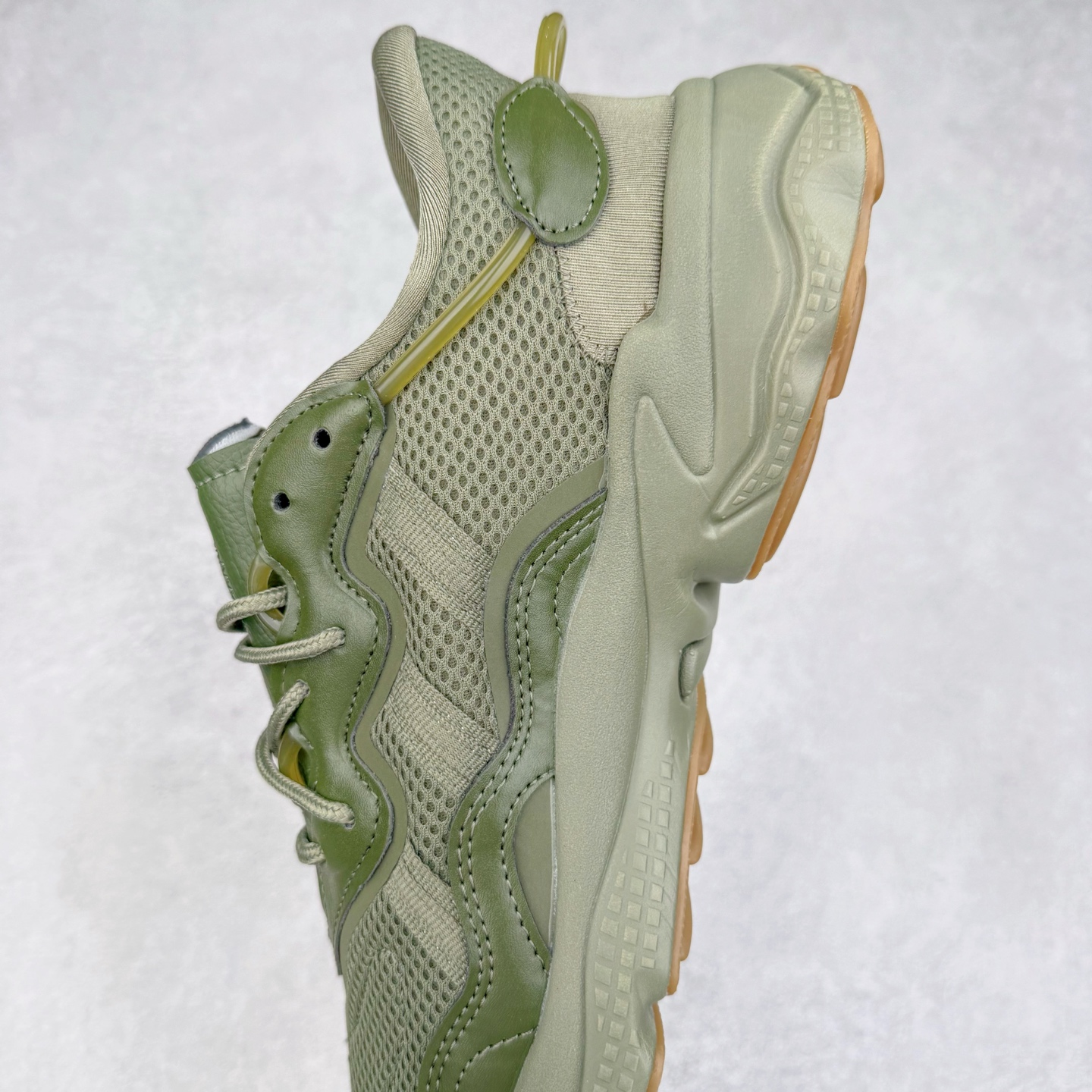 图片[7]-AD Originals OZWEEGO 简版椰子3M反光皮面水管复古老爹鞋 鞋面透气织物与出众皮革相互拼接 营造丰富层次 中底 adiPRENE+ 则提供穿着过程中的优良支撑 进一步提升舒适度 特别之处在于后跟半透明导管加持 个性又独特 最后辅以醒目色调营造强烈视觉反差 不凡的吸睛效果让人过目难忘 尺码：36 36.5 37 38 38.5 39 40 40.5 41 42 42.5 43 44 44.5 45-选品中心