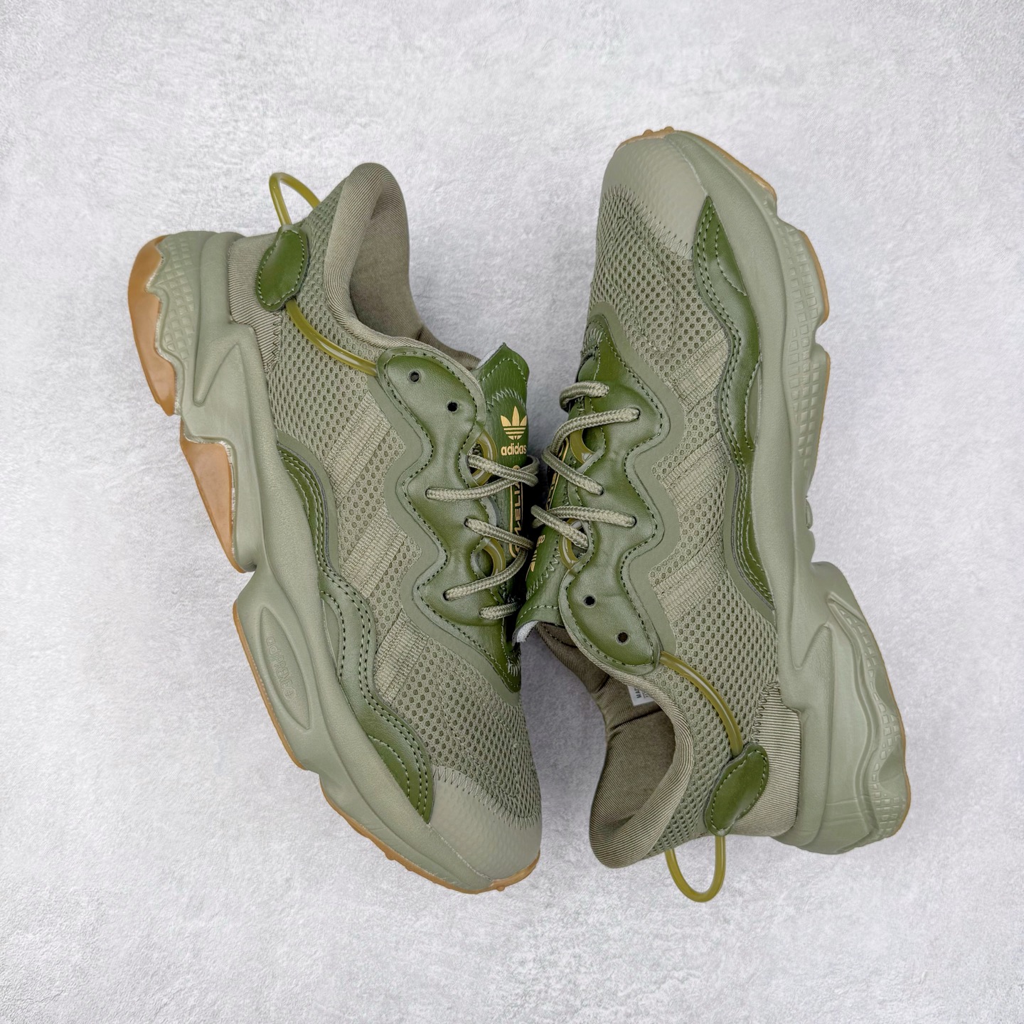 图片[3]-AD Originals OZWEEGO 简版椰子3M反光皮面水管复古老爹鞋 鞋面透气织物与出众皮革相互拼接 营造丰富层次 中底 adiPRENE+ 则提供穿着过程中的优良支撑 进一步提升舒适度 特别之处在于后跟半透明导管加持 个性又独特 最后辅以醒目色调营造强烈视觉反差 不凡的吸睛效果让人过目难忘 尺码：36 36.5 37 38 38.5 39 40 40.5 41 42 42.5 43 44 44.5 45-选品中心