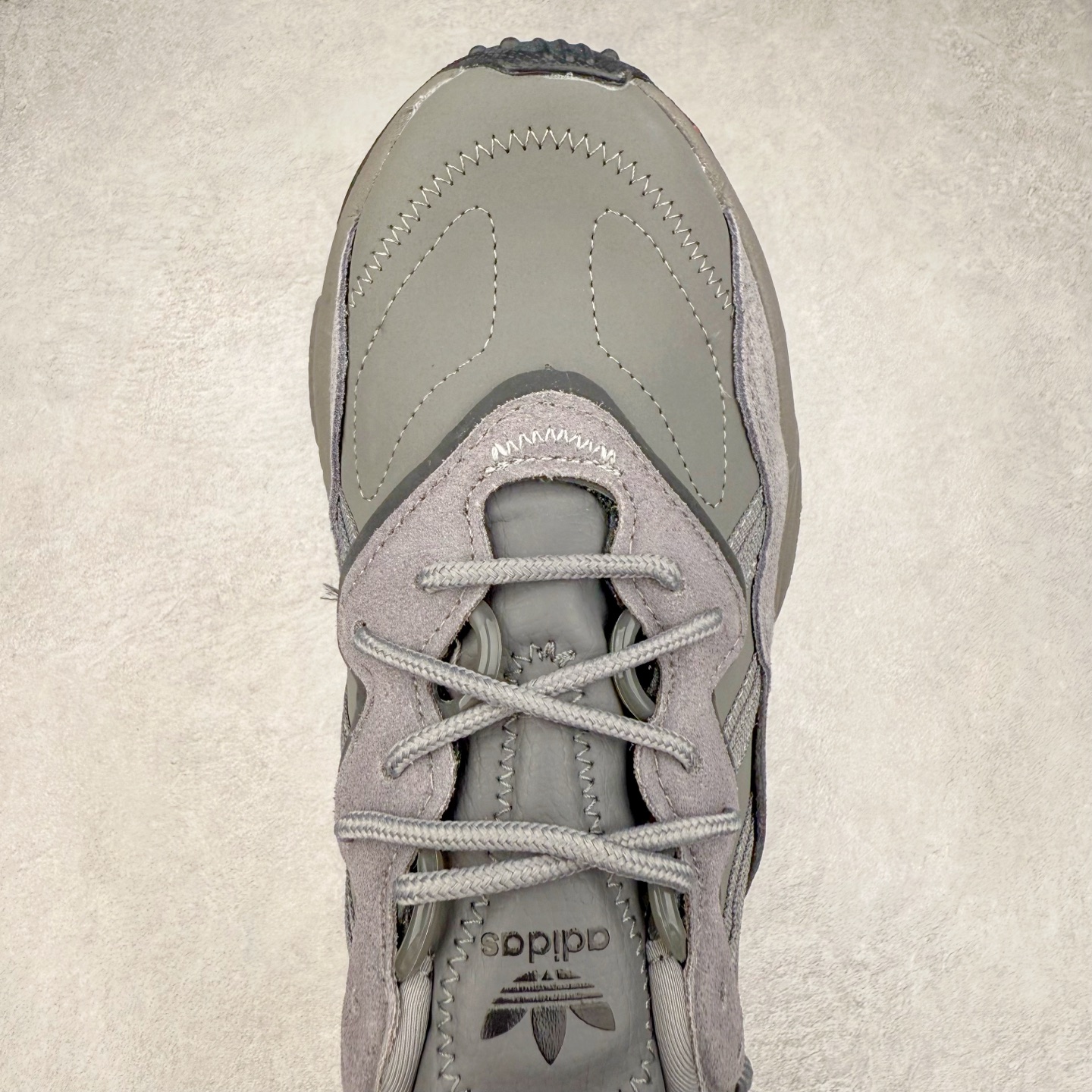 图片[4]-AD Originals OZWEEGO 简版椰子3M反光皮面水管复古老爹鞋 鞋面透气织物与出众皮革相互拼接 营造丰富层次 中底 adiPRENE+ 则提供穿着过程中的优良支撑 进一步提升舒适度 特别之处在于后跟半透明导管加持 个性又独特 最后辅以醒目色调营造强烈视觉反差 不凡的吸睛效果让人过目难忘 尺码：36 36.5 37 38 38.5 39 40 40.5 41 42 42.5 43 44 44.5 45-选品中心