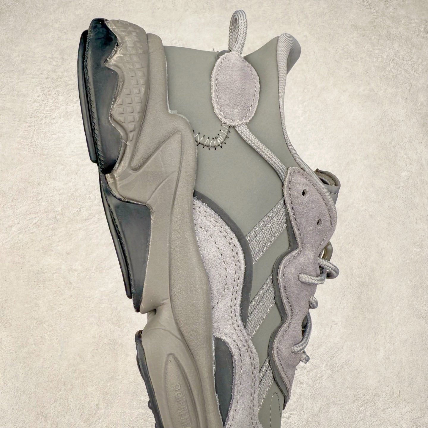 图片[6]-AD Originals OZWEEGO 简版椰子3M反光皮面水管复古老爹鞋 鞋面透气织物与出众皮革相互拼接 营造丰富层次 中底 adiPRENE+ 则提供穿着过程中的优良支撑 进一步提升舒适度 特别之处在于后跟半透明导管加持 个性又独特 最后辅以醒目色调营造强烈视觉反差 不凡的吸睛效果让人过目难忘 尺码：36 36.5 37 38 38.5 39 40 40.5 41 42 42.5 43 44 44.5 45-选品中心