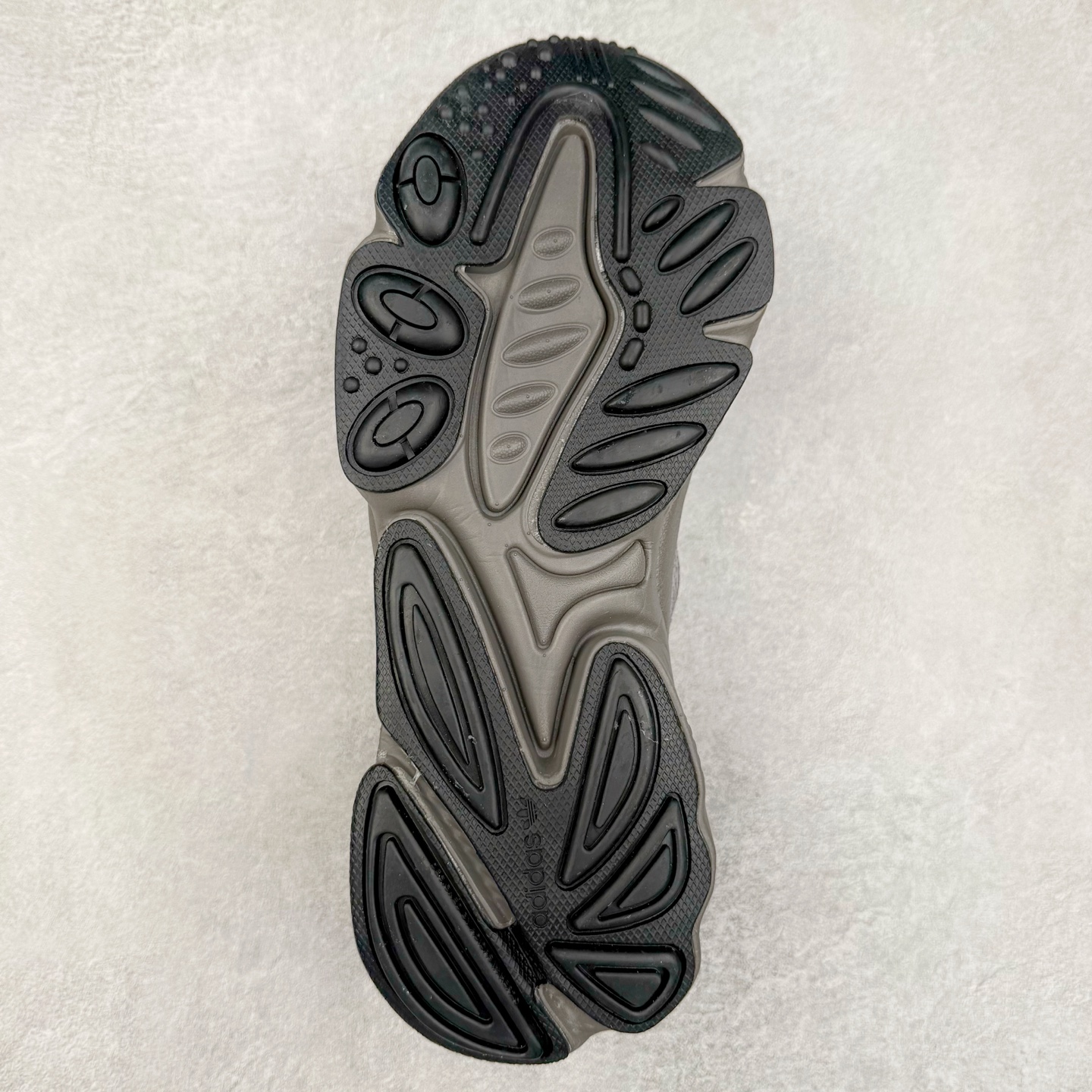 图片[9]-AD Originals OZWEEGO 简版椰子3M反光皮面水管复古老爹鞋 鞋面透气织物与出众皮革相互拼接 营造丰富层次 中底 adiPRENE+ 则提供穿着过程中的优良支撑 进一步提升舒适度 特别之处在于后跟半透明导管加持 个性又独特 最后辅以醒目色调营造强烈视觉反差 不凡的吸睛效果让人过目难忘 尺码：36 36.5 37 38 38.5 39 40 40.5 41 42 42.5 43 44 44.5 45-选品中心