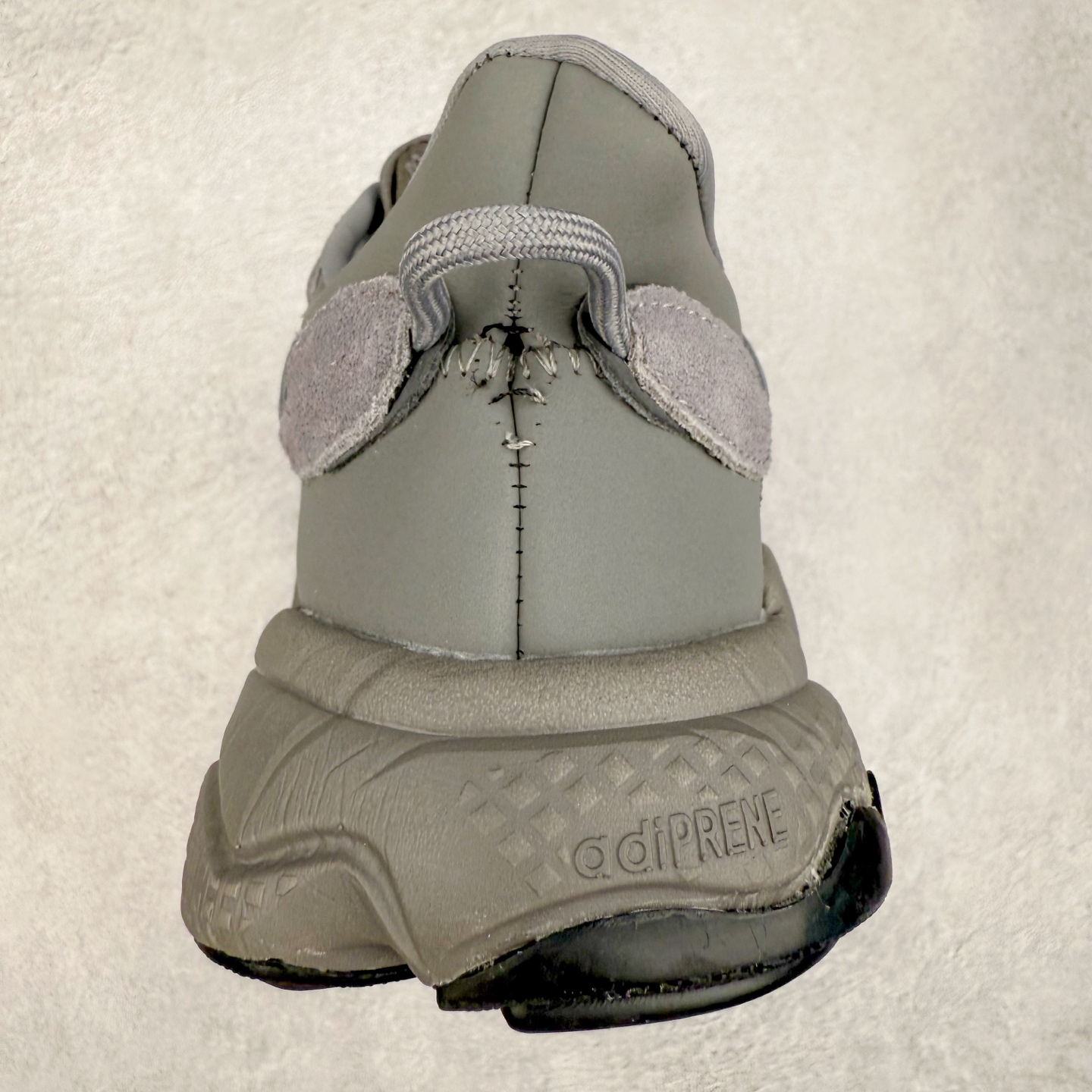 图片[8]-AD Originals OZWEEGO 简版椰子3M反光皮面水管复古老爹鞋 鞋面透气织物与出众皮革相互拼接 营造丰富层次 中底 adiPRENE+ 则提供穿着过程中的优良支撑 进一步提升舒适度 特别之处在于后跟半透明导管加持 个性又独特 最后辅以醒目色调营造强烈视觉反差 不凡的吸睛效果让人过目难忘 尺码：36 36.5 37 38 38.5 39 40 40.5 41 42 42.5 43 44 44.5 45-选品中心