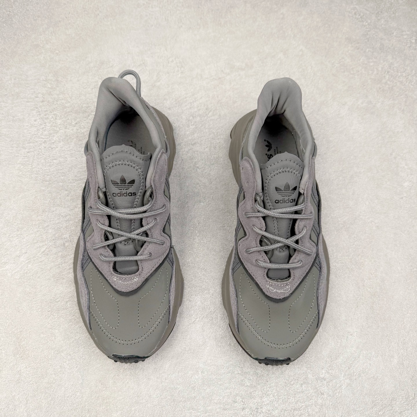 图片[2]-AD Originals OZWEEGO 简版椰子3M反光皮面水管复古老爹鞋 鞋面透气织物与出众皮革相互拼接 营造丰富层次 中底 adiPRENE+ 则提供穿着过程中的优良支撑 进一步提升舒适度 特别之处在于后跟半透明导管加持 个性又独特 最后辅以醒目色调营造强烈视觉反差 不凡的吸睛效果让人过目难忘 尺码：36 36.5 37 38 38.5 39 40 40.5 41 42 42.5 43 44 44.5 45-选品中心