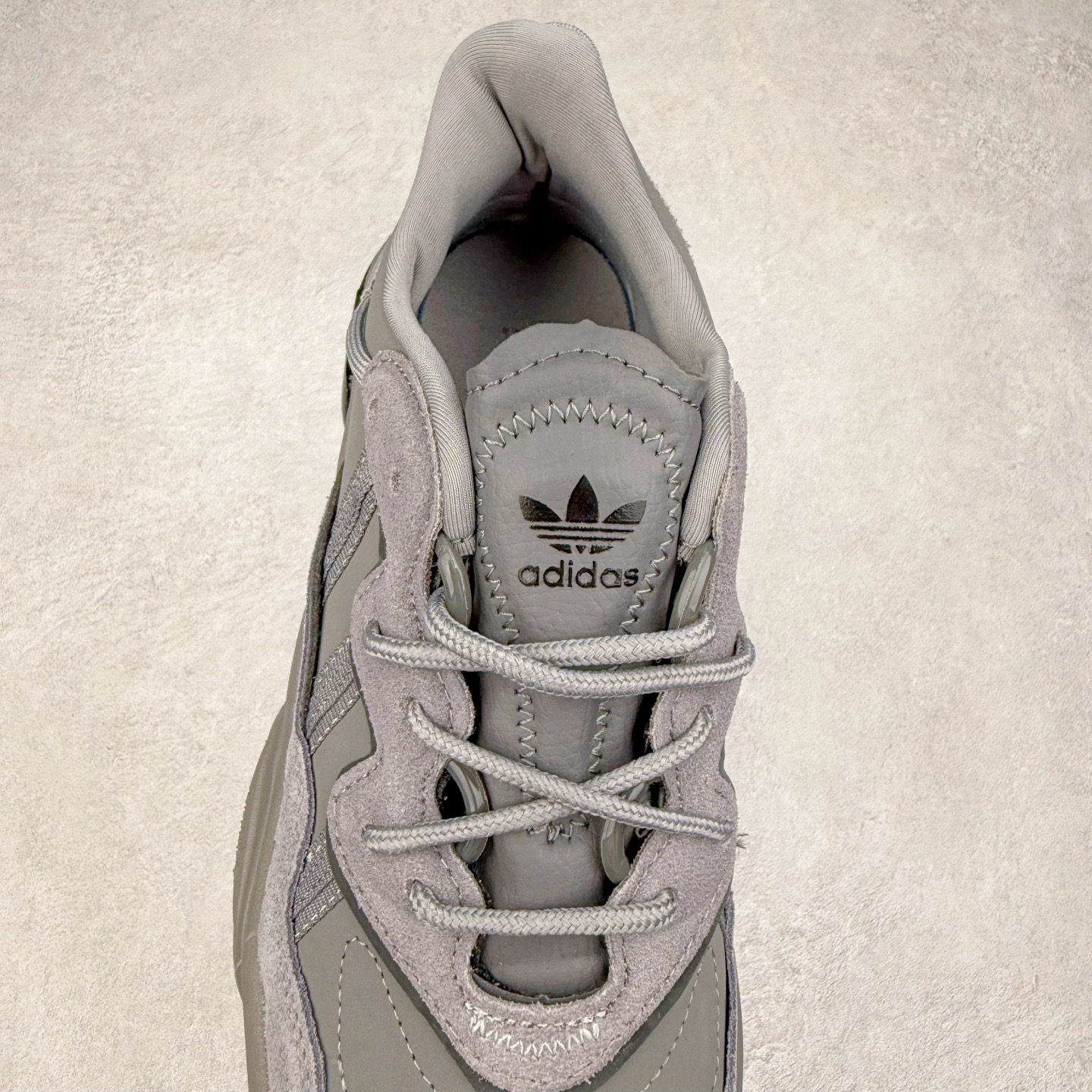 图片[5]-AD Originals OZWEEGO 简版椰子3M反光皮面水管复古老爹鞋 鞋面透气织物与出众皮革相互拼接 营造丰富层次 中底 adiPRENE+ 则提供穿着过程中的优良支撑 进一步提升舒适度 特别之处在于后跟半透明导管加持 个性又独特 最后辅以醒目色调营造强烈视觉反差 不凡的吸睛效果让人过目难忘 尺码：36 36.5 37 38 38.5 39 40 40.5 41 42 42.5 43 44 44.5 45-选品中心