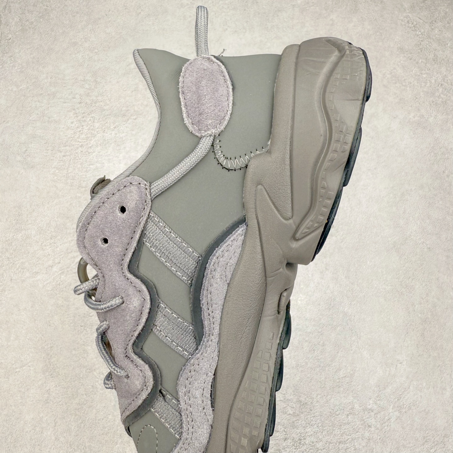 图片[7]-AD Originals OZWEEGO 简版椰子3M反光皮面水管复古老爹鞋 鞋面透气织物与出众皮革相互拼接 营造丰富层次 中底 adiPRENE+ 则提供穿着过程中的优良支撑 进一步提升舒适度 特别之处在于后跟半透明导管加持 个性又独特 最后辅以醒目色调营造强烈视觉反差 不凡的吸睛效果让人过目难忘 尺码：36 36.5 37 38 38.5 39 40 40.5 41 42 42.5 43 44 44.5 45-选品中心